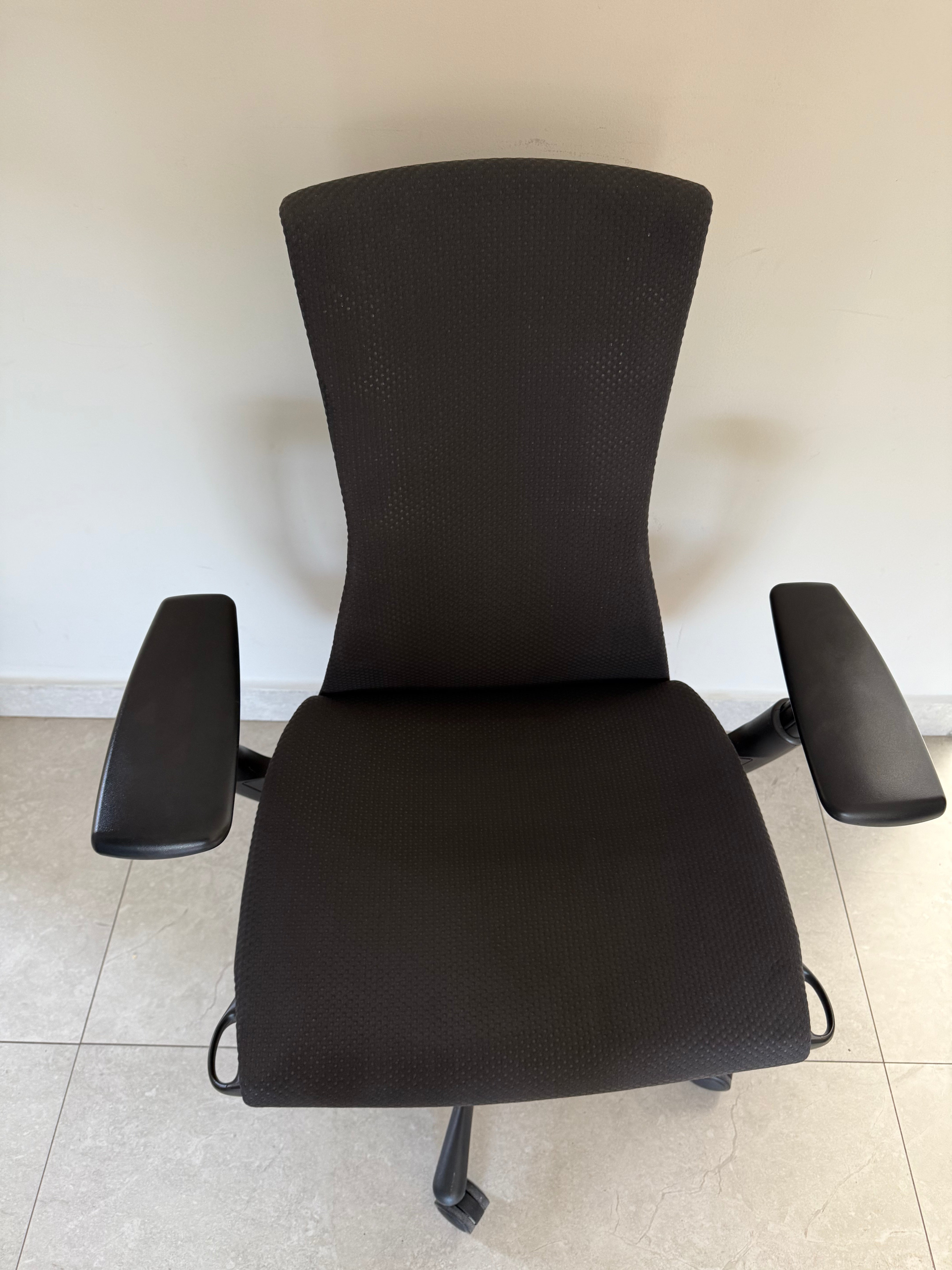 Vista lateral de la silla Embody Herman Miller