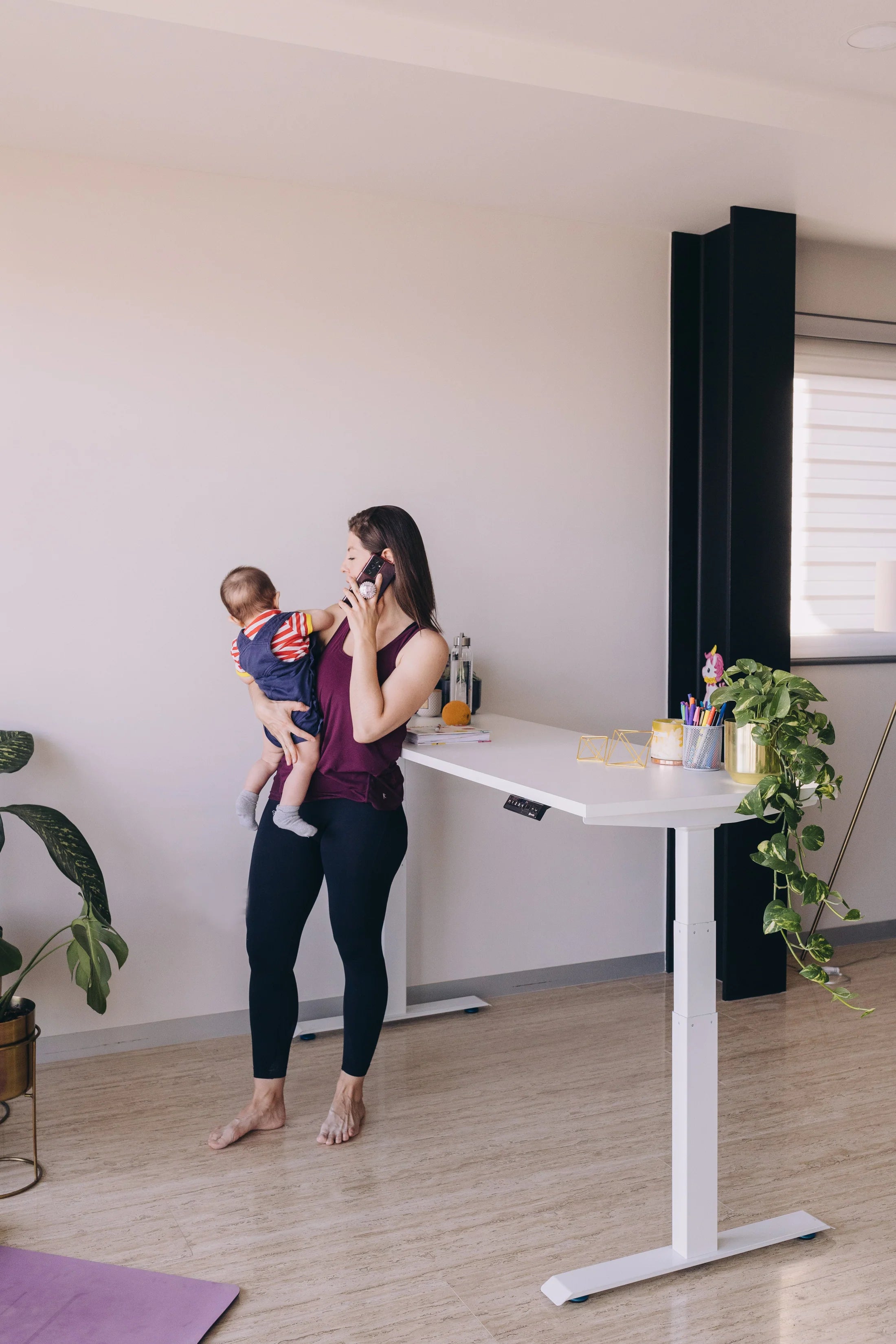 Escritorio ajustable con computadora