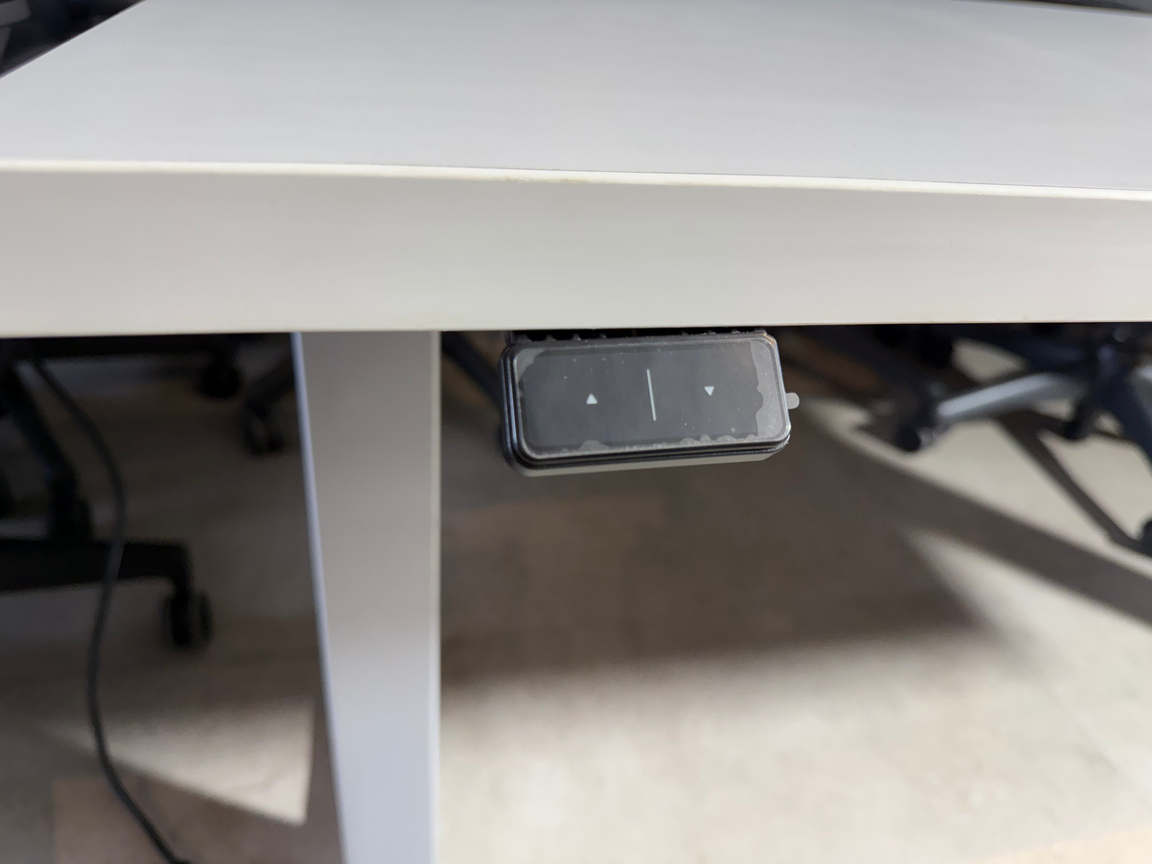 Escritorio Herman Miller mostrando ajuste de altura