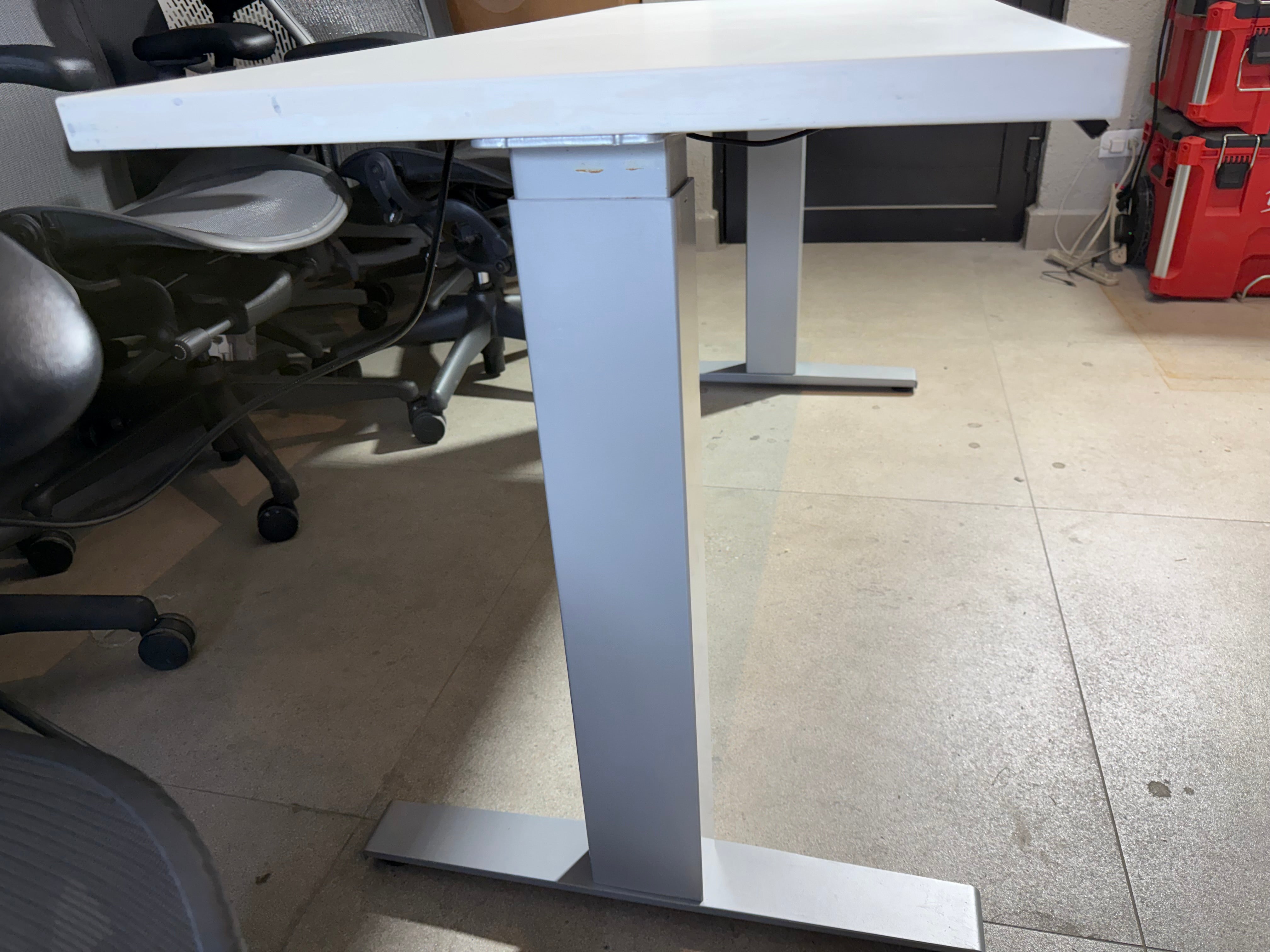 Escritorio Herman Miller en ambiente de oficina moderno