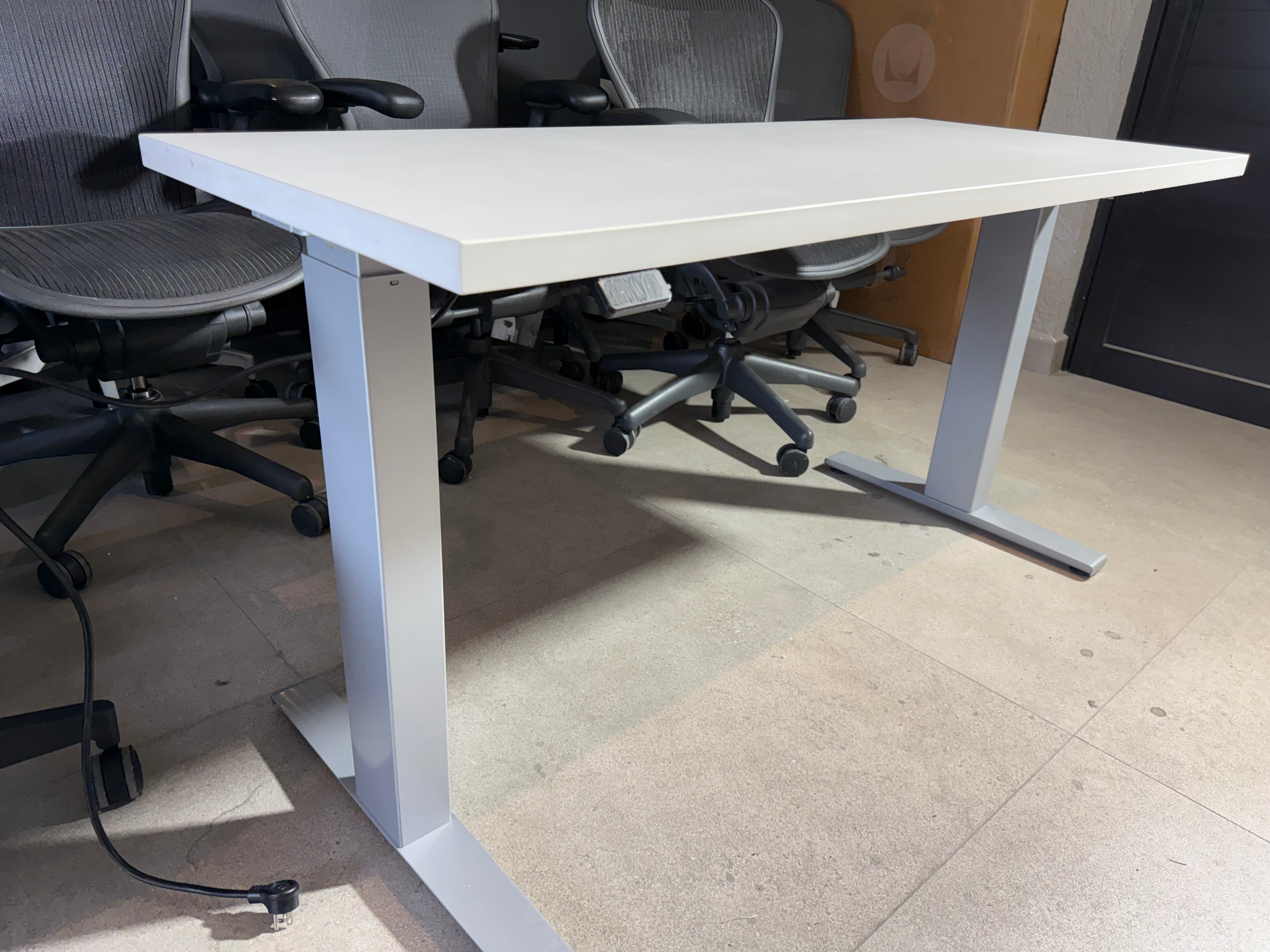 Escritorio Herman Miller vista lateral elegante