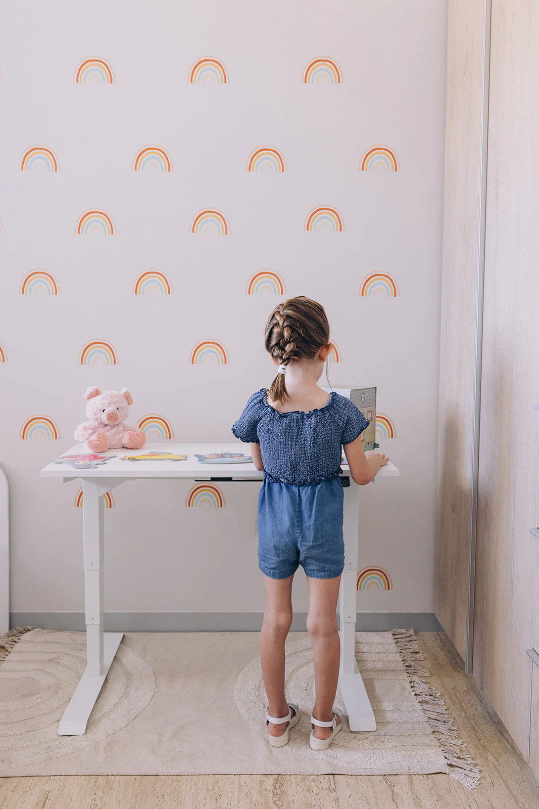 Vista lateral del escritorio infantil eléctrico