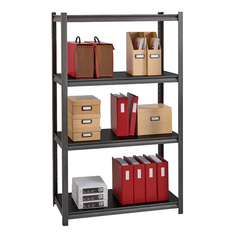 Vista lateral del estante metálico Rivet con repisas de madera