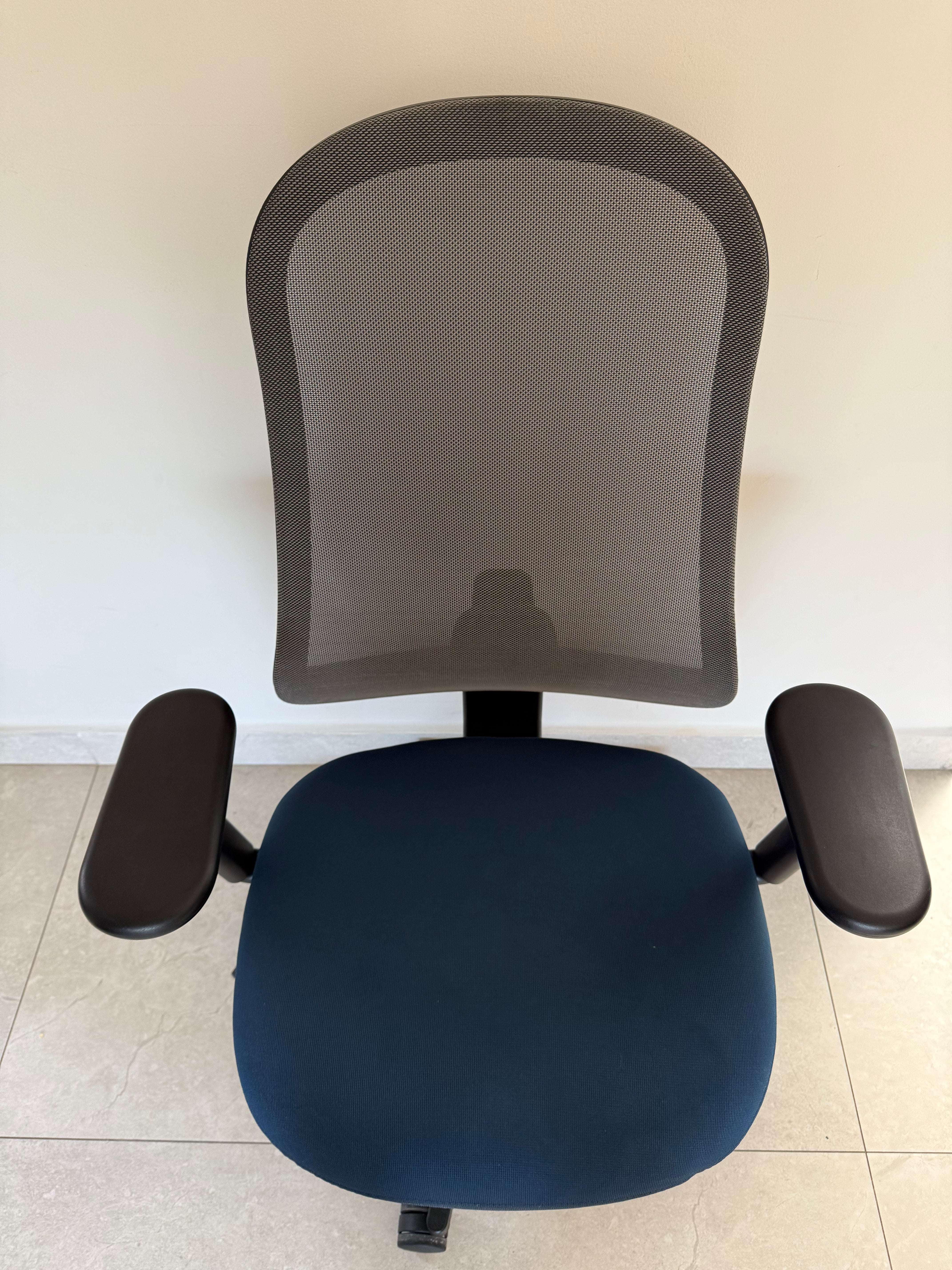 Base de aluminio resistente de Herman Miller Lino