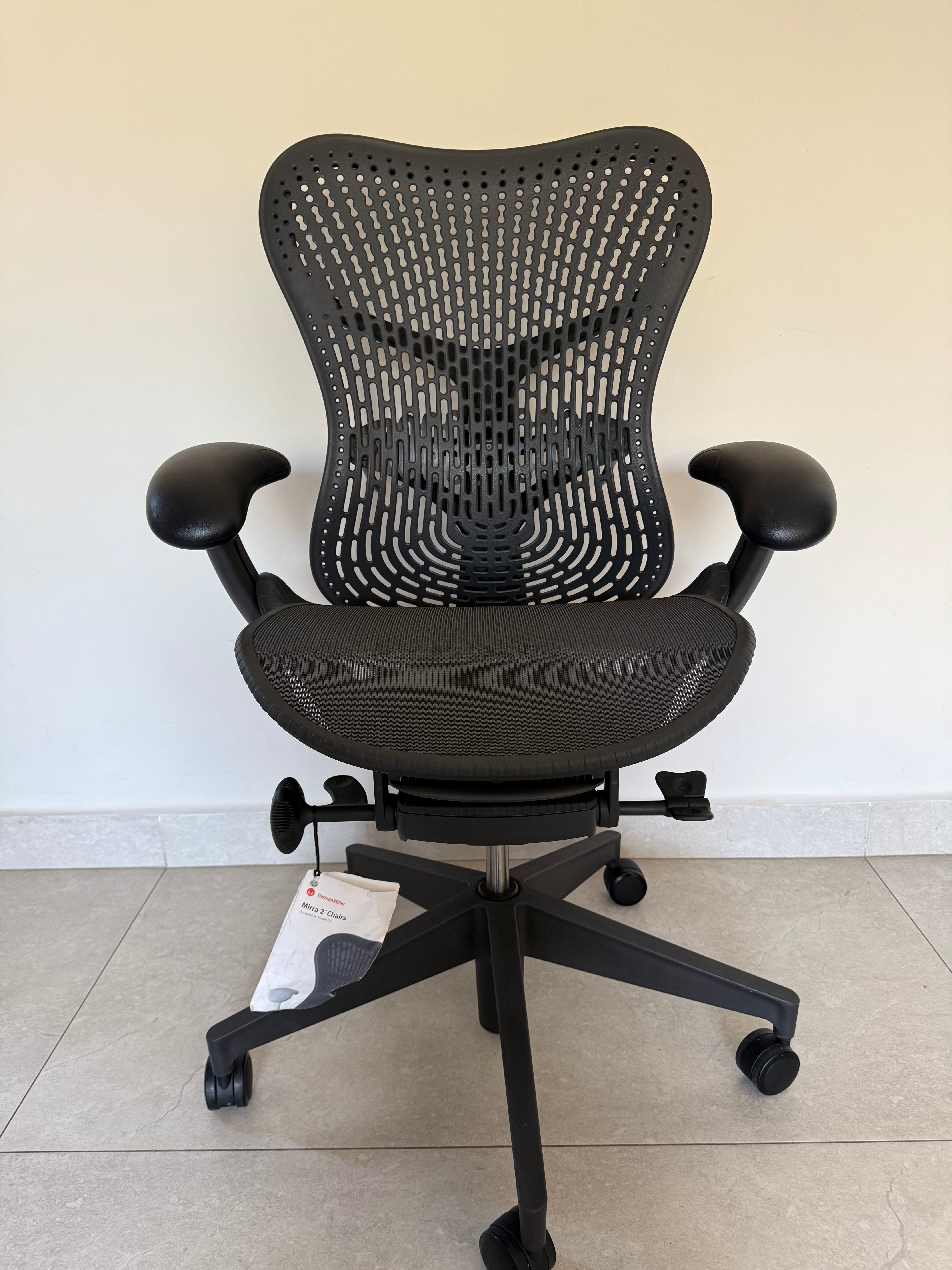 Vista frontal de Silla Mirra 2 Equipada Herman Miller