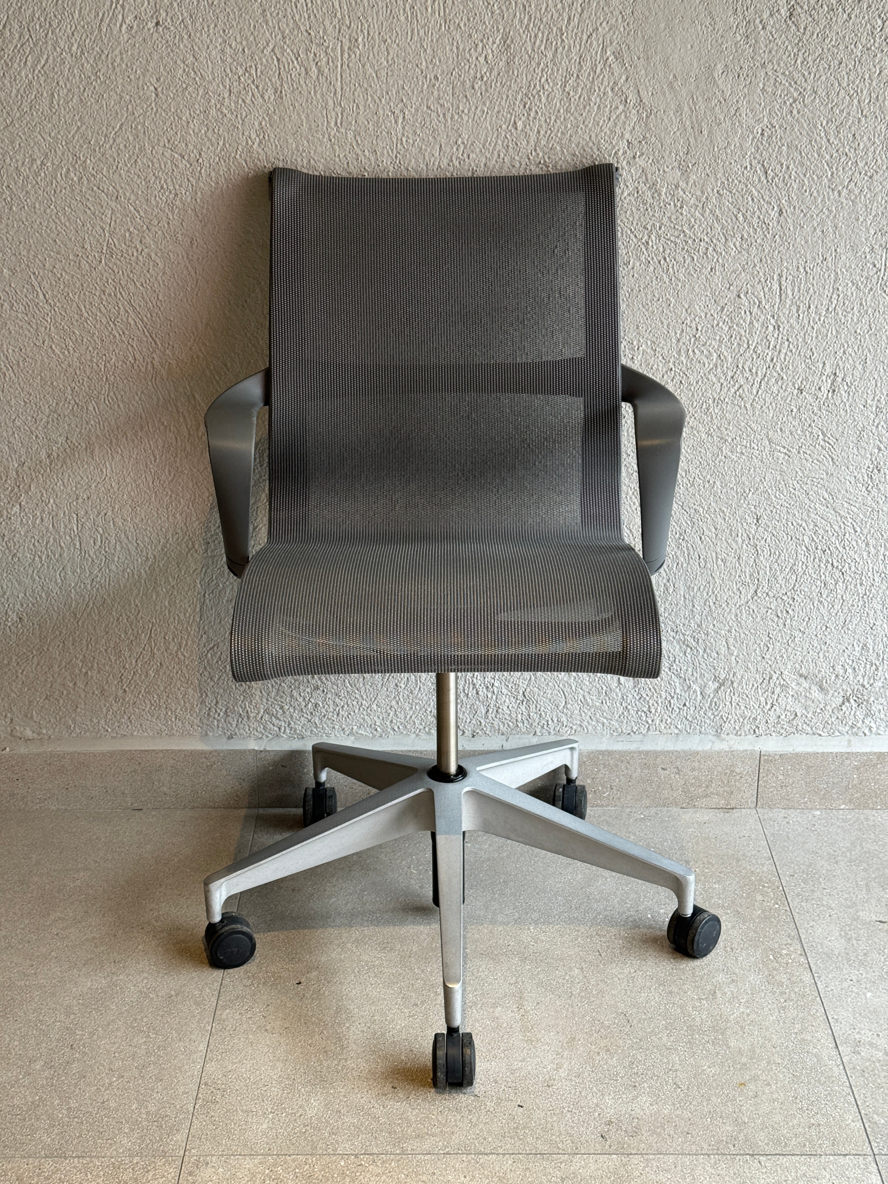 Vista frontal de Silla Setu Herman Miller gris