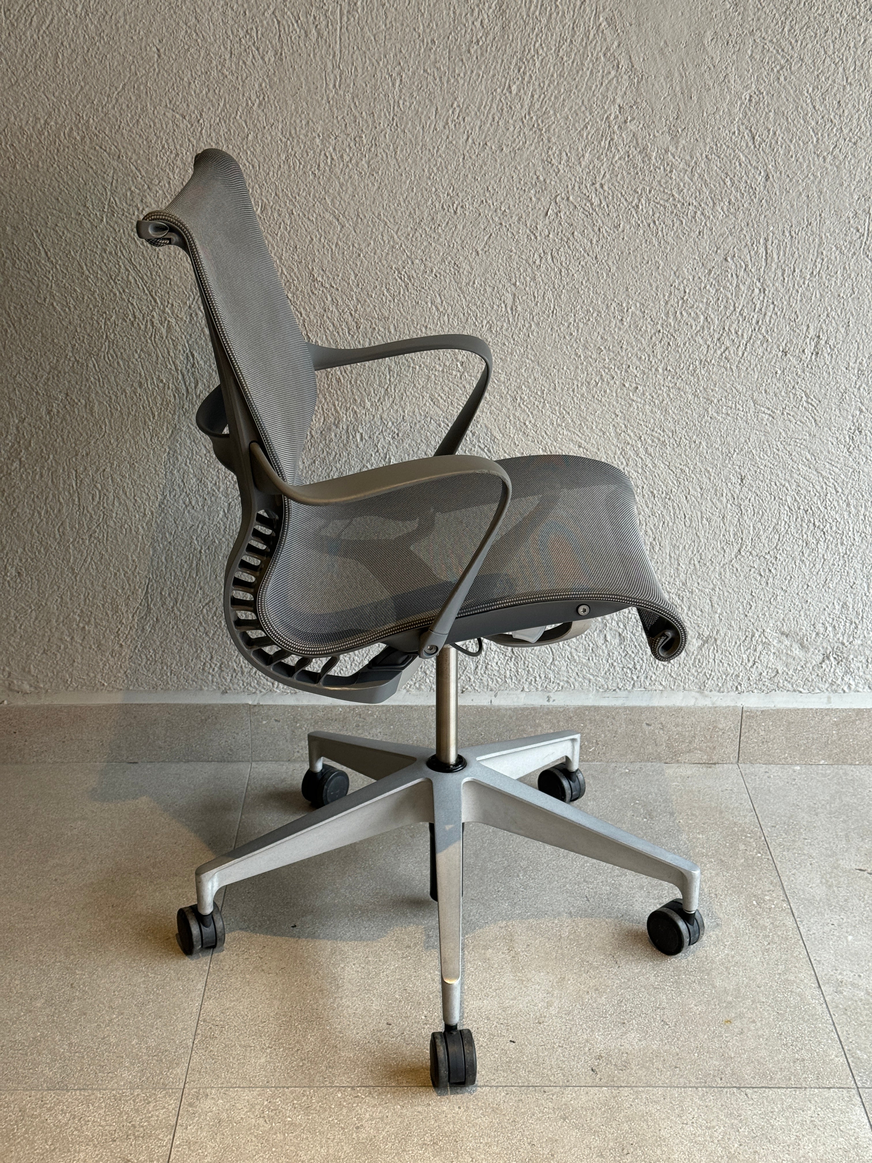 Silla Setu en entorno de oficina moderna