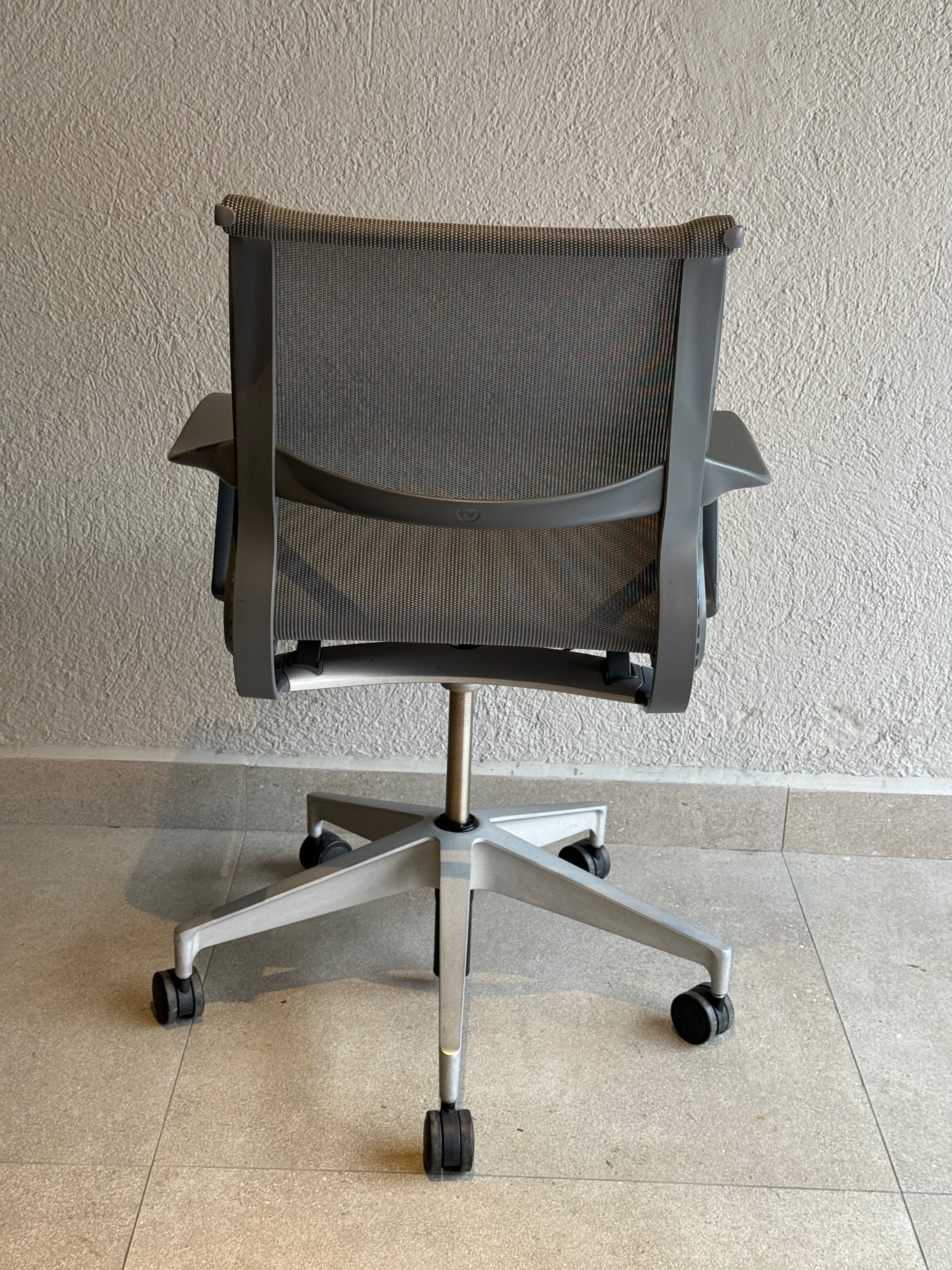 Silla sobre piso de oficina