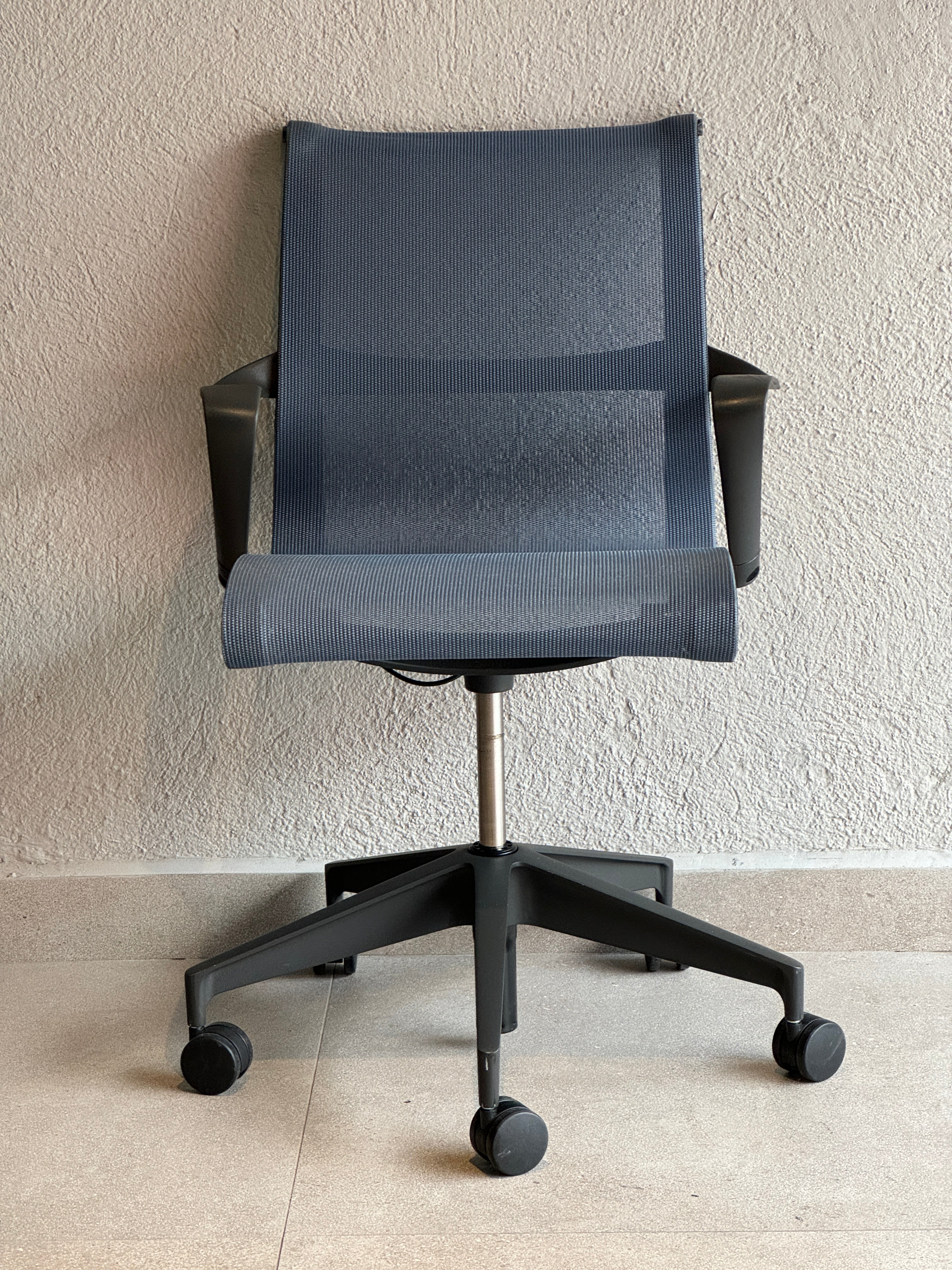 Silla Setu Herman Miller vista frontal