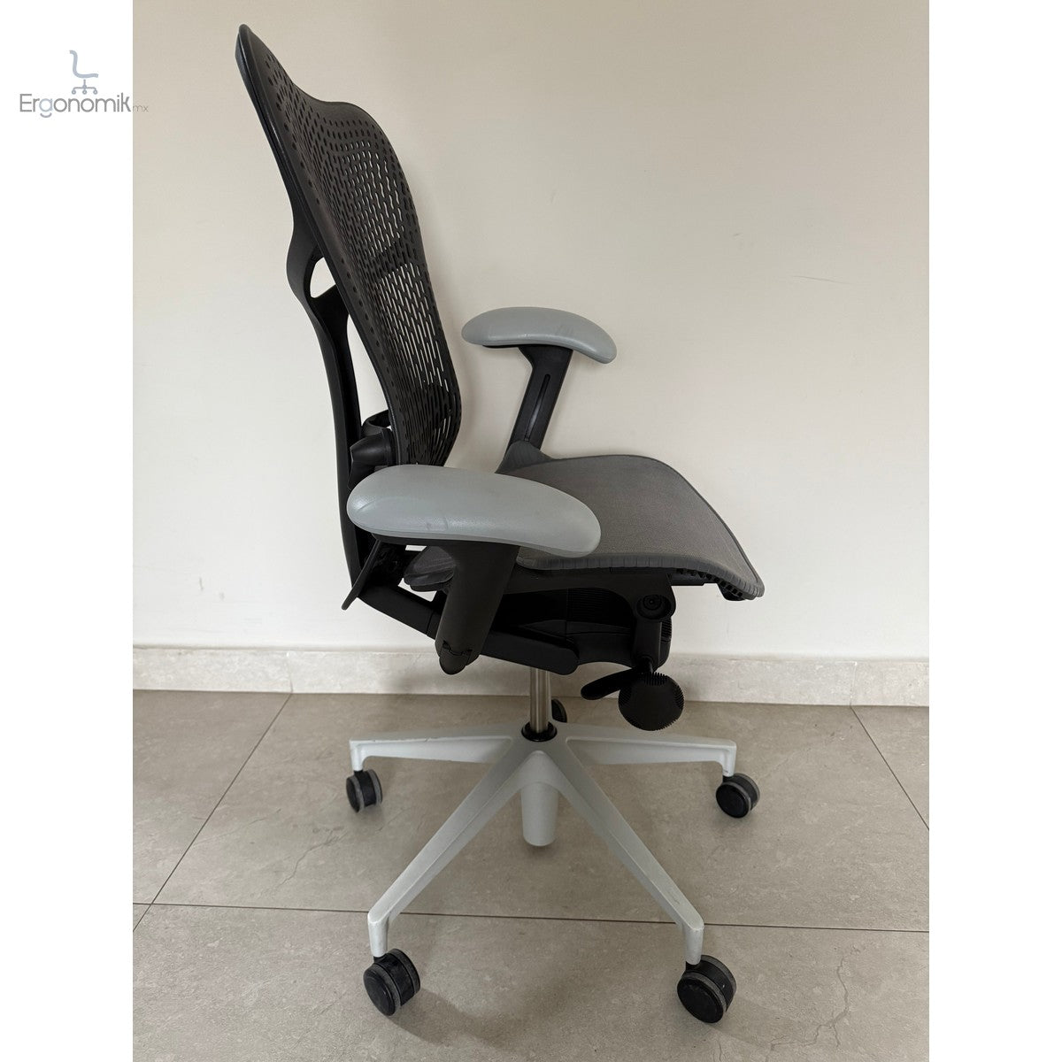 Silla Mirra 2 Equipada Herman Miller gris - Preowned | Muebles ergonómicos en México | Ergonomik