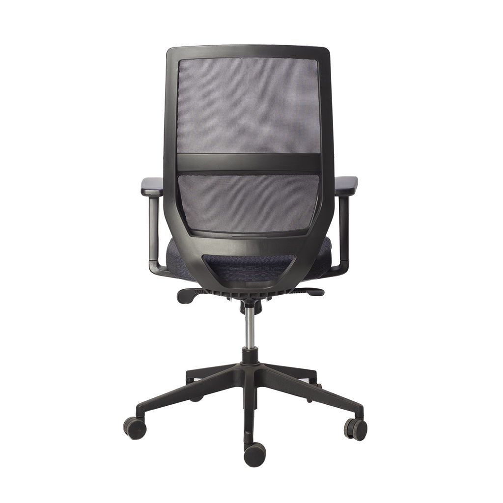 Base metálica robusta con ruedas de alta movilidad