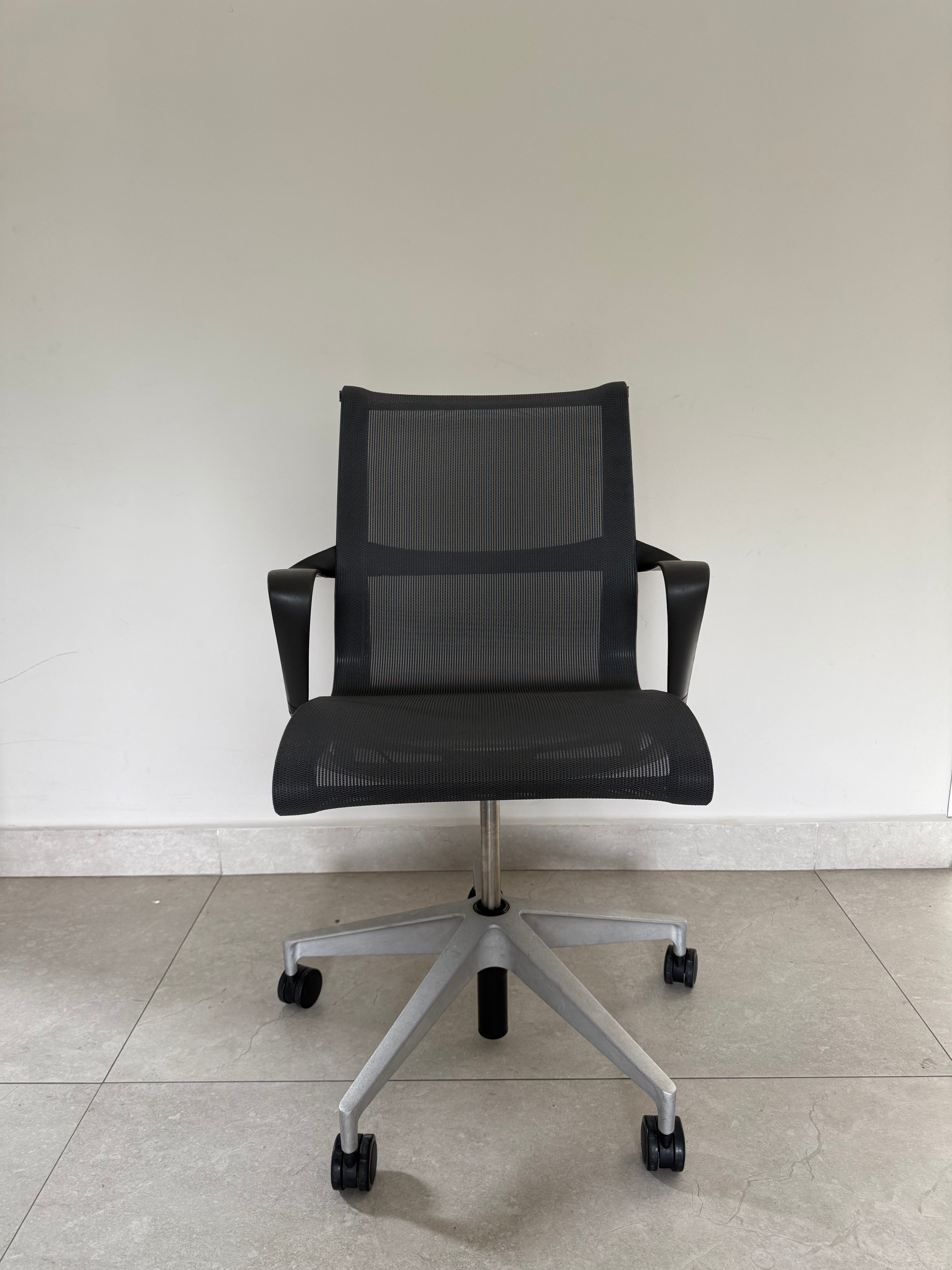 Vista frontal de la Silla Setu Gris Herman Miller de Exhibición