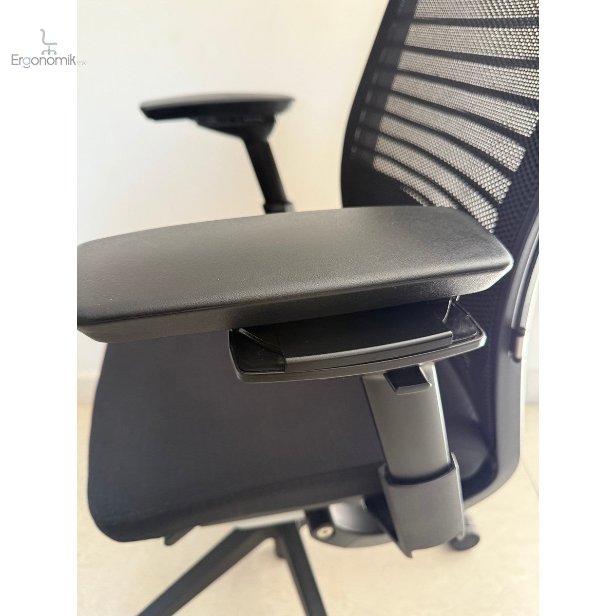 Silla Steelcase Think V2 color negro- Preowned | Muebles ergonómicos en México | Ergonomik