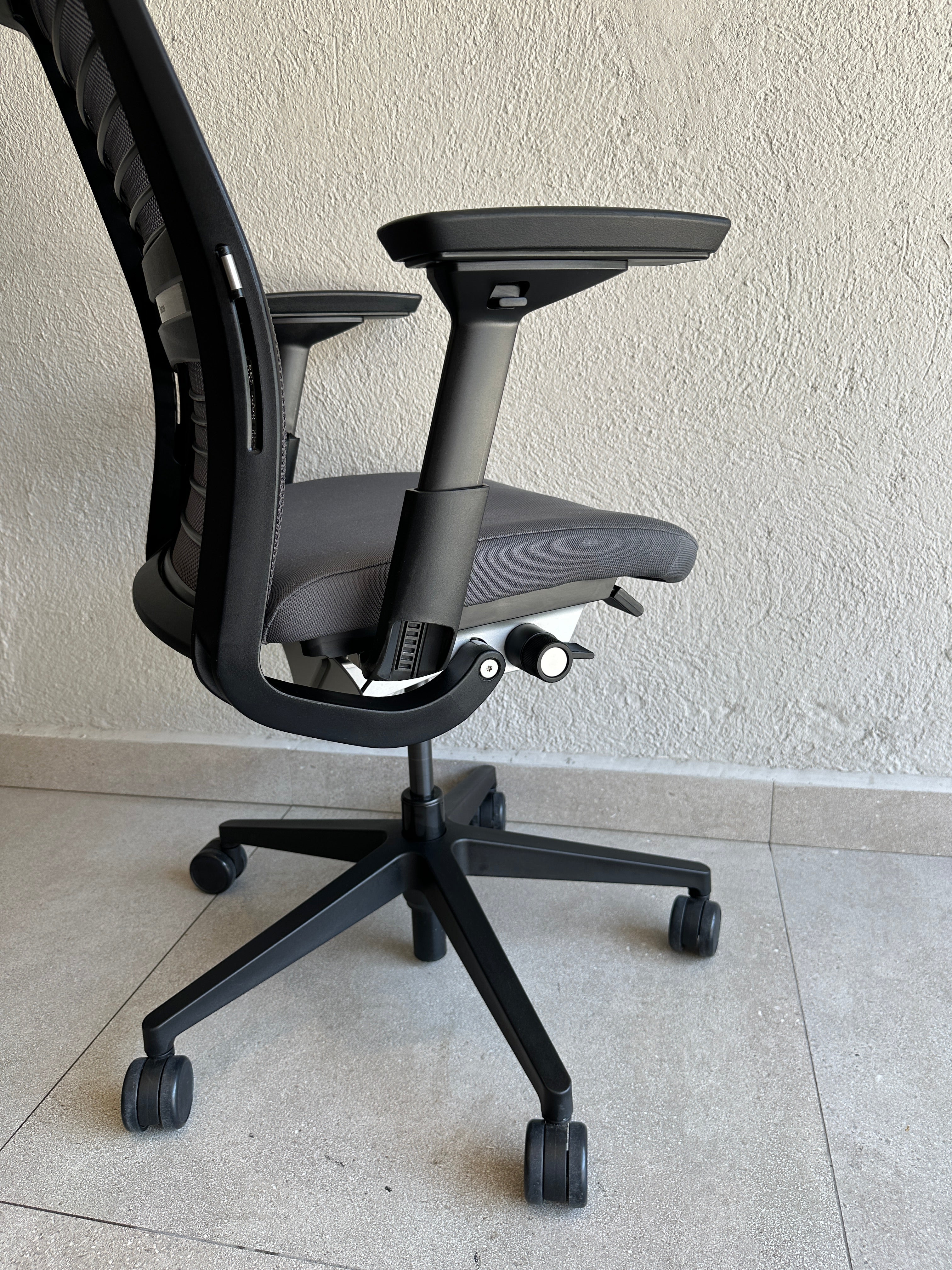 Silla Steelcase Think V2 en home office