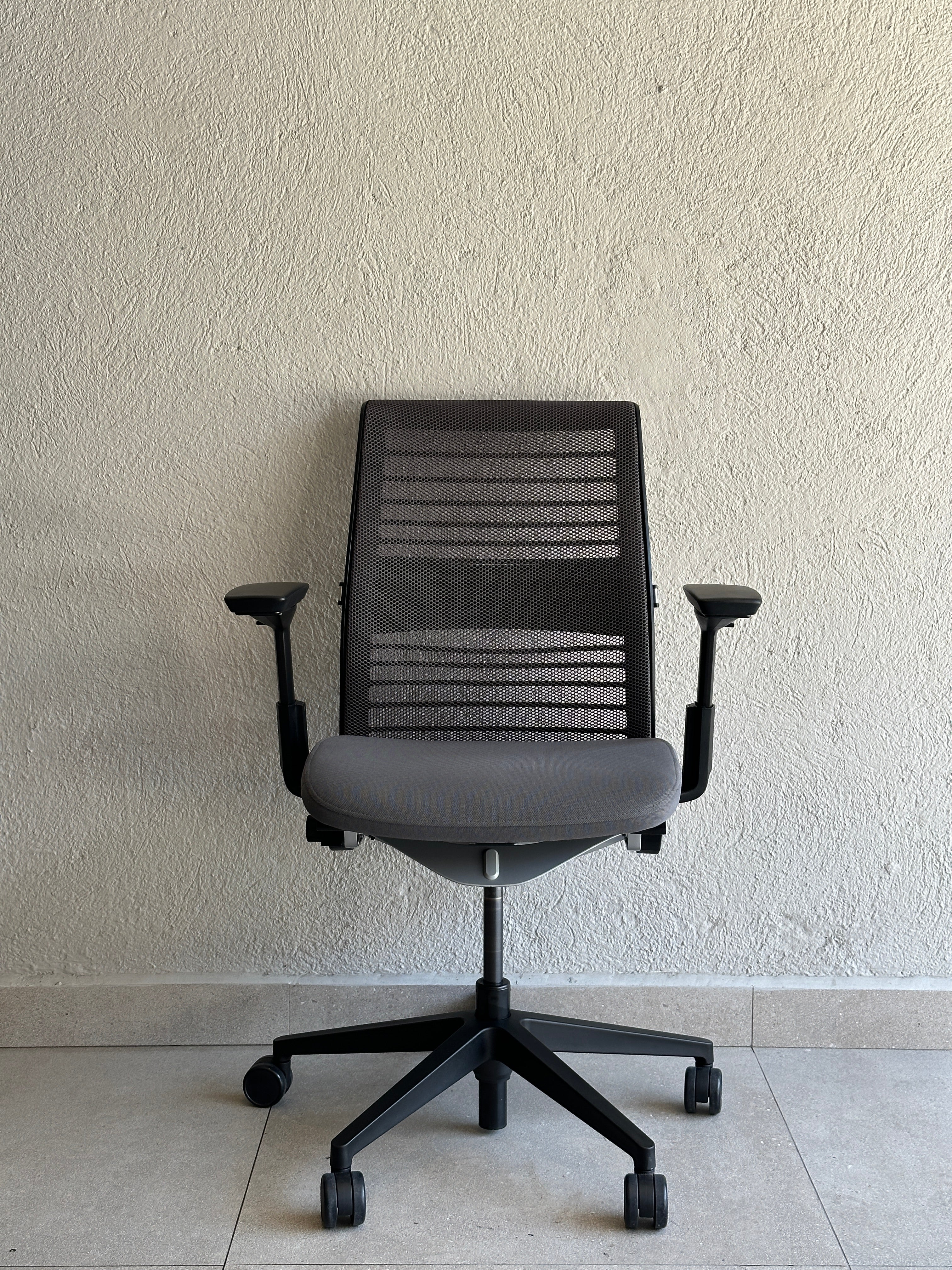 Silla Steelcase Think V2 vista lateral