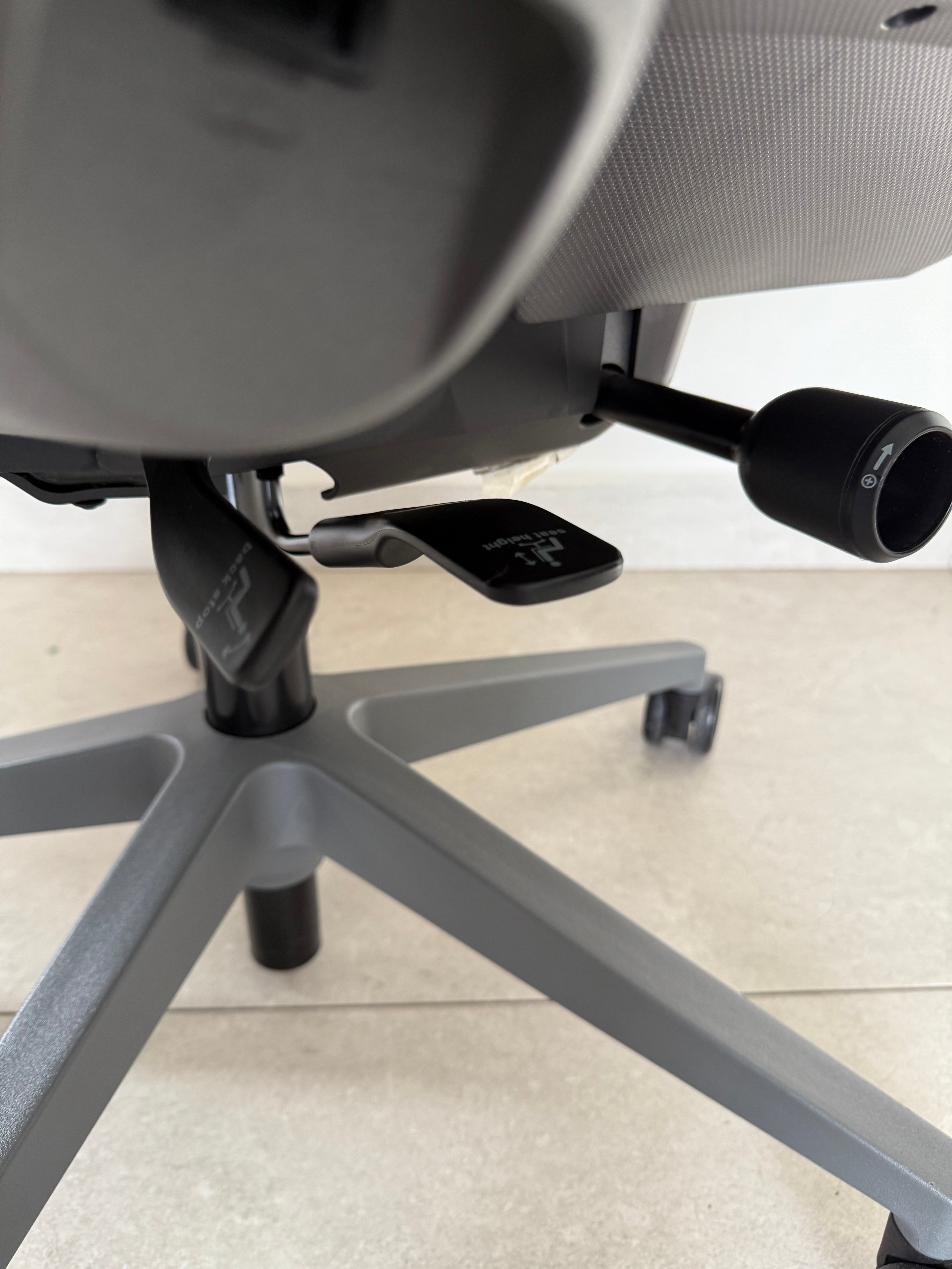 Silla Steelcase Amia gris en entorno de oficina