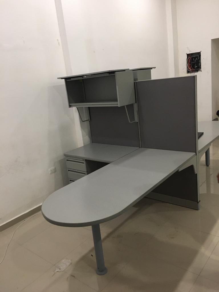 Escritorio / Módulo punta de bala grande con archivero y flipper de segunda mano