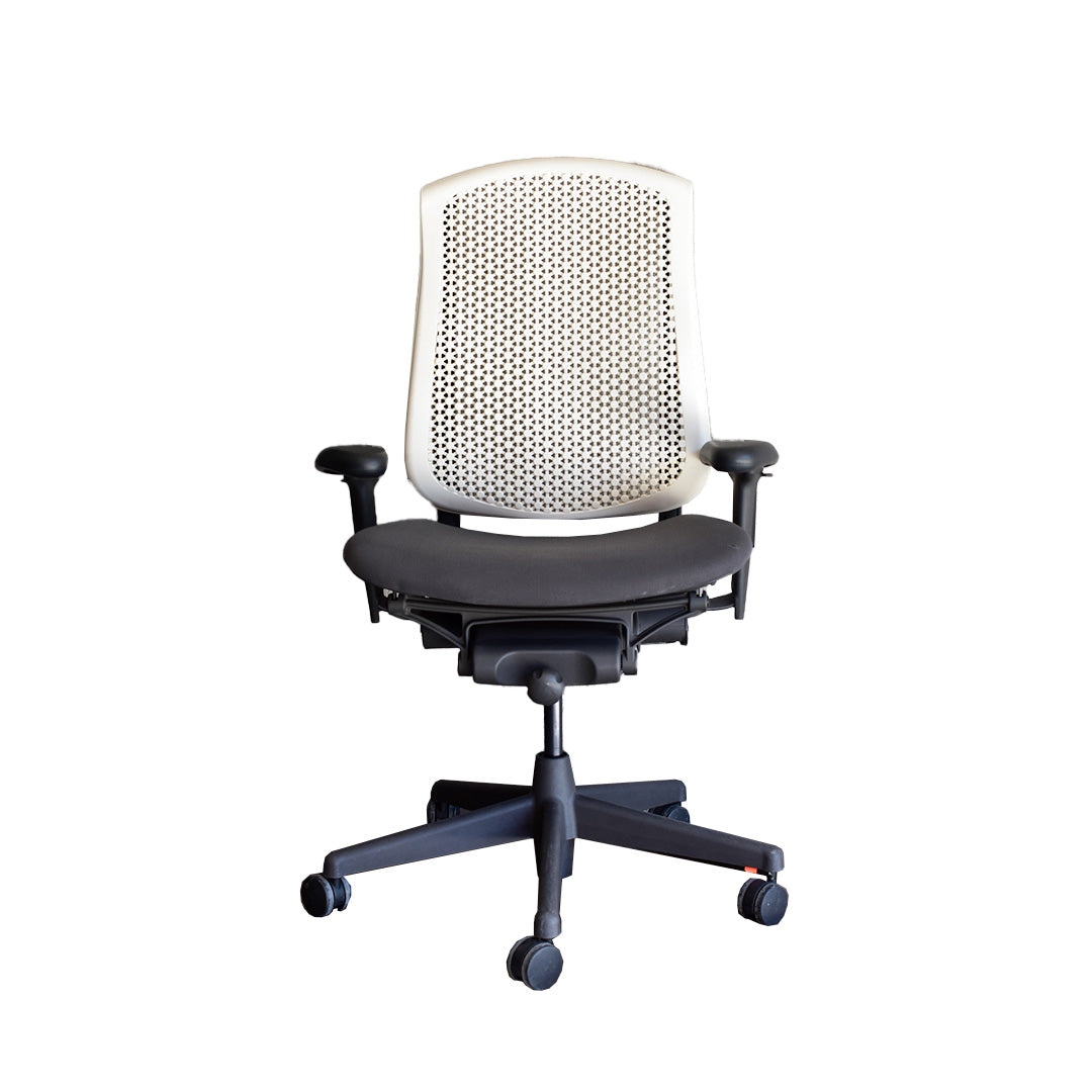 Vista frontal de la silla Herman Miller Celle blanco con negro