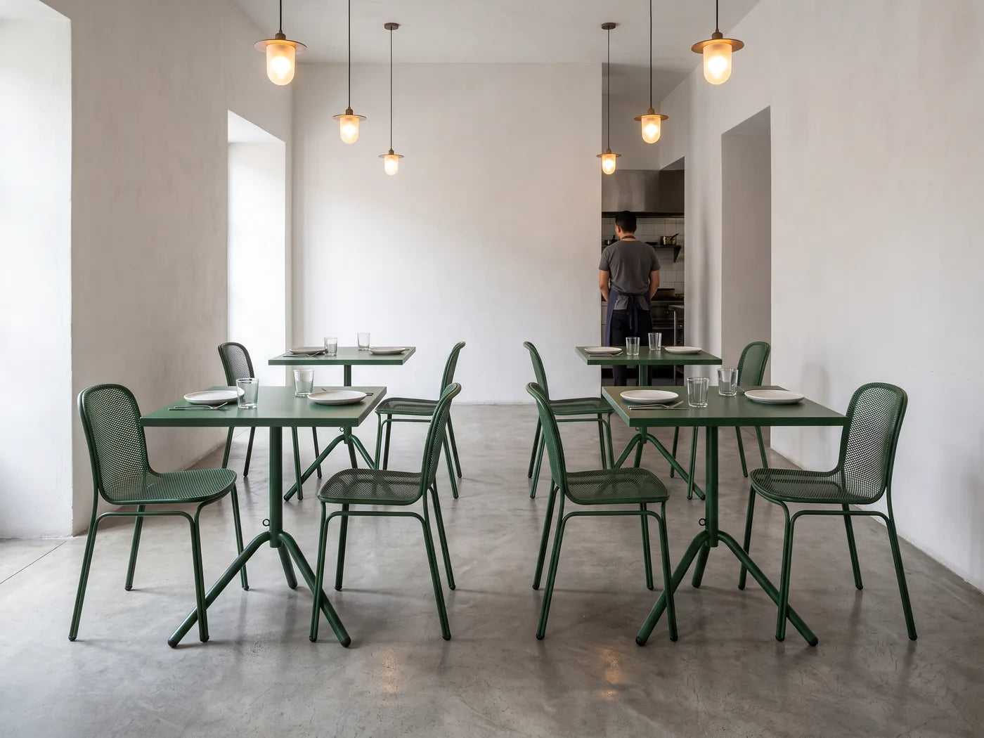 Idea de ambientación: Comedor con mesas cuadradas verdes