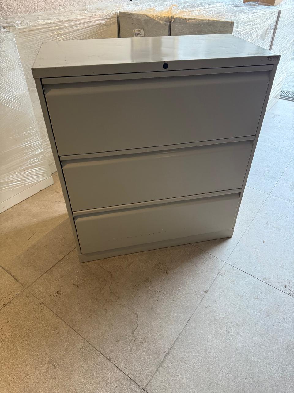 Archiveros marca Riviera 3 cajones 1m x 90cm x 45cm