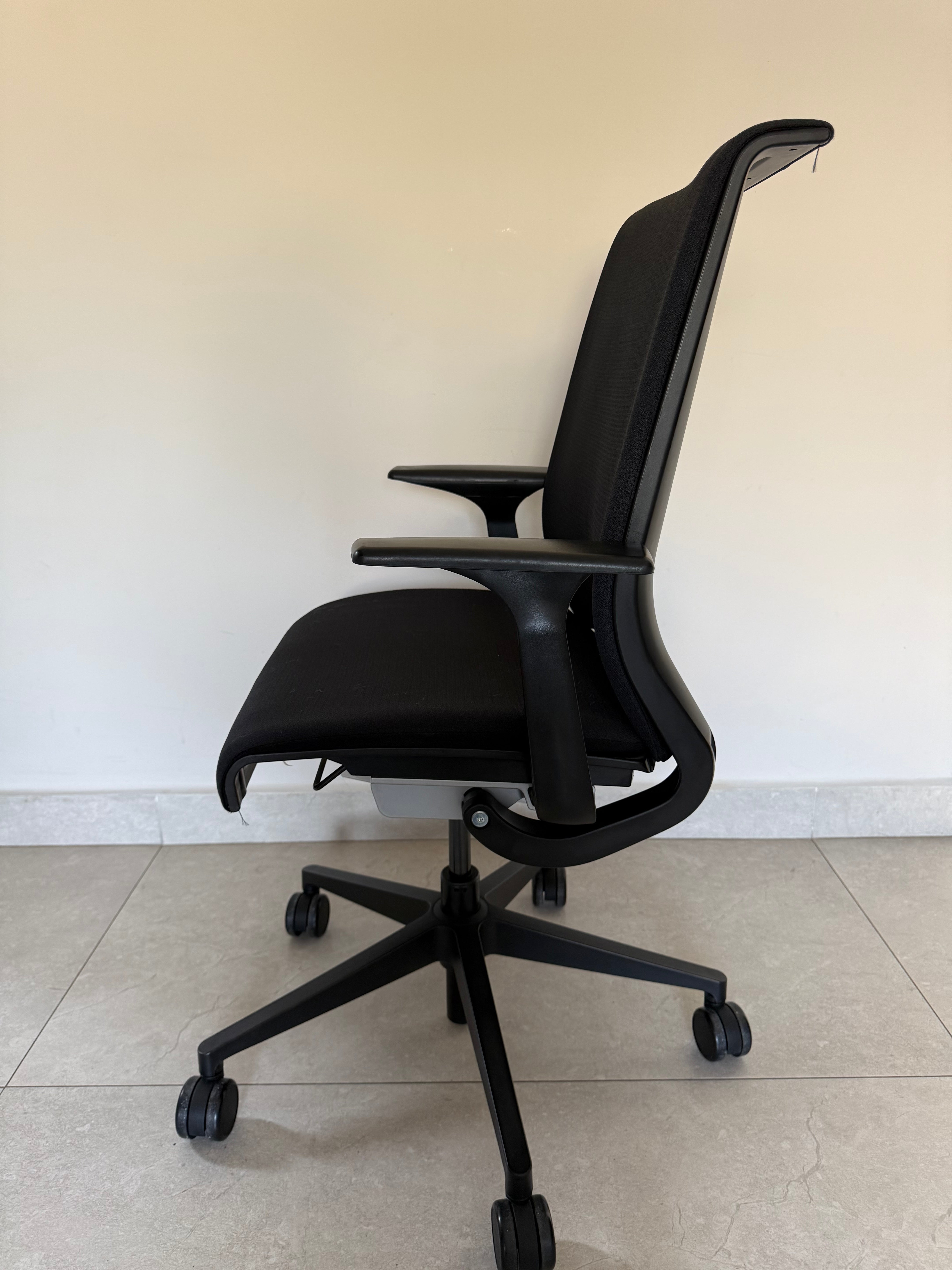 Silla Steelcase Think Negro Preowned