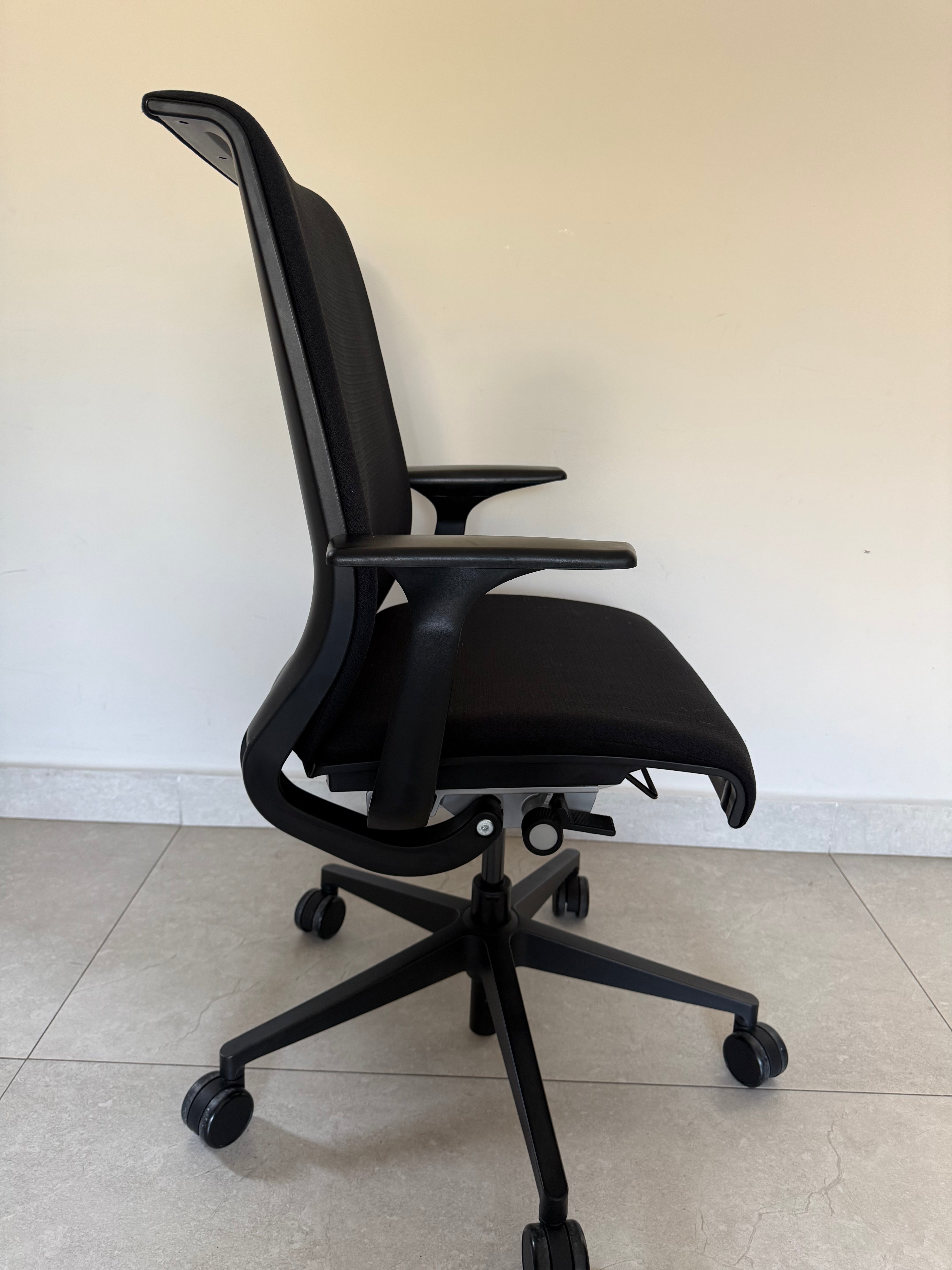 Silla Steelcase Think Negro Preowned