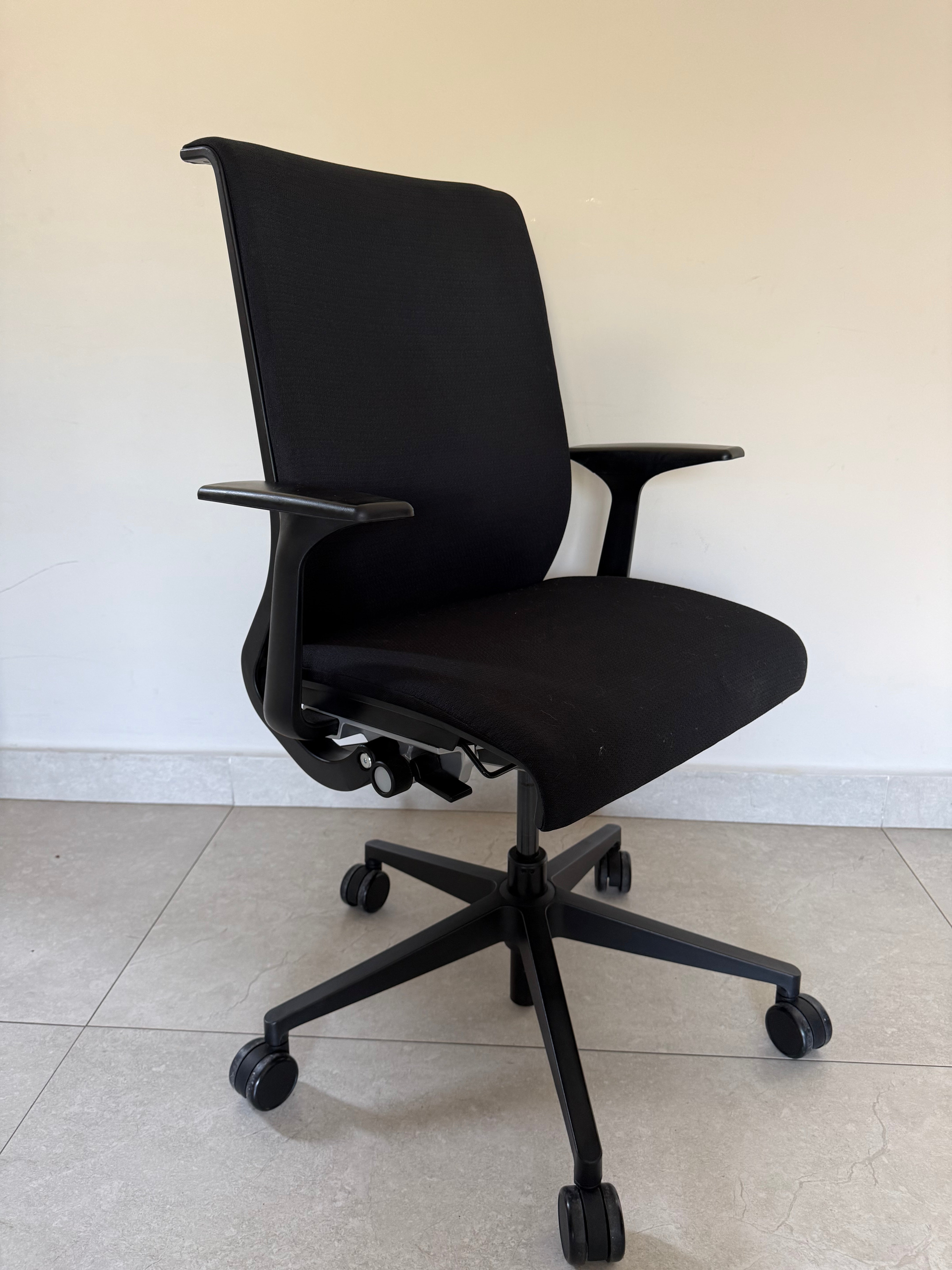 Silla Steelcase Think Negro Preowned