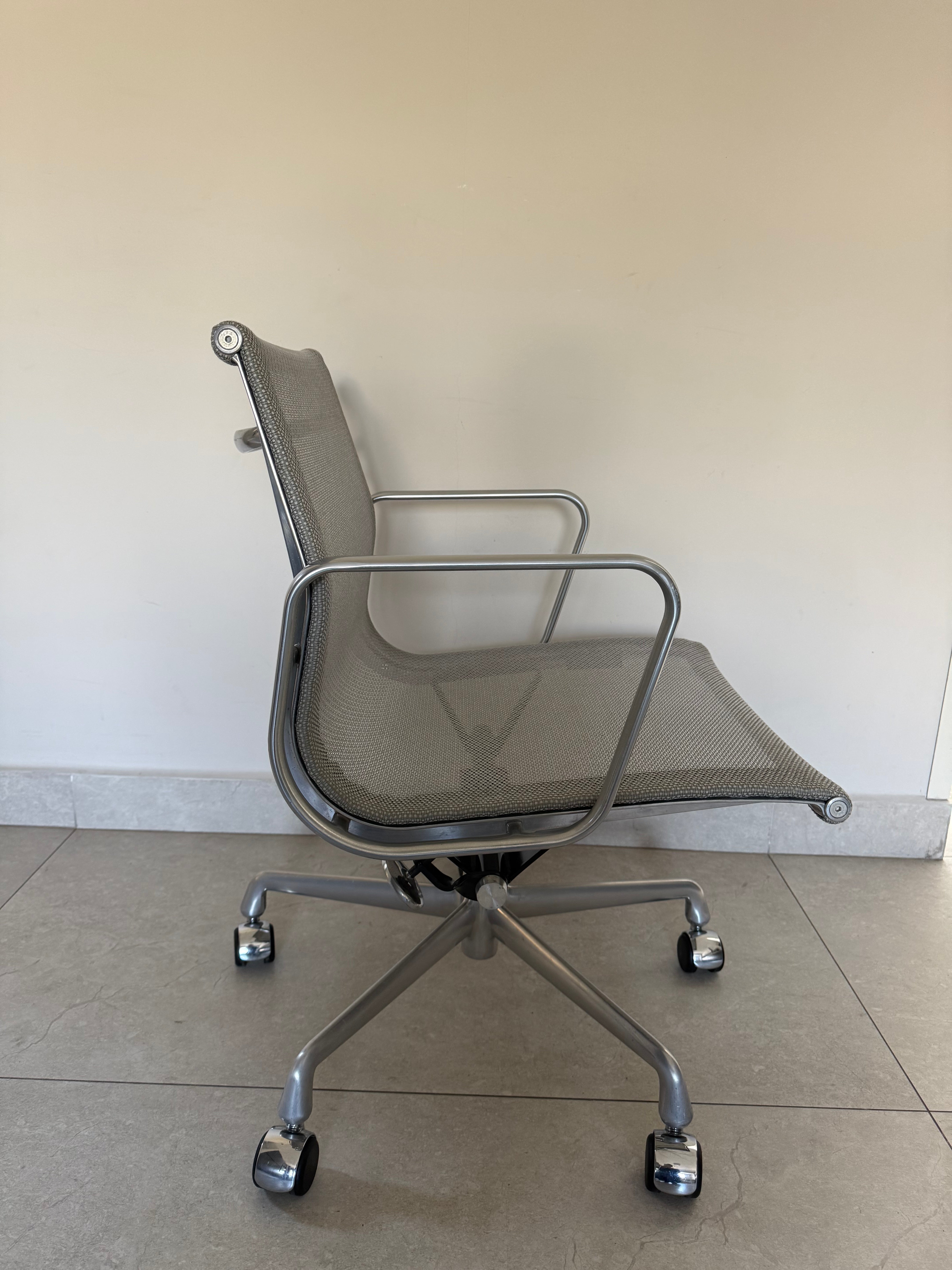 Silla Eames Malla Herman Miller - Exhibición