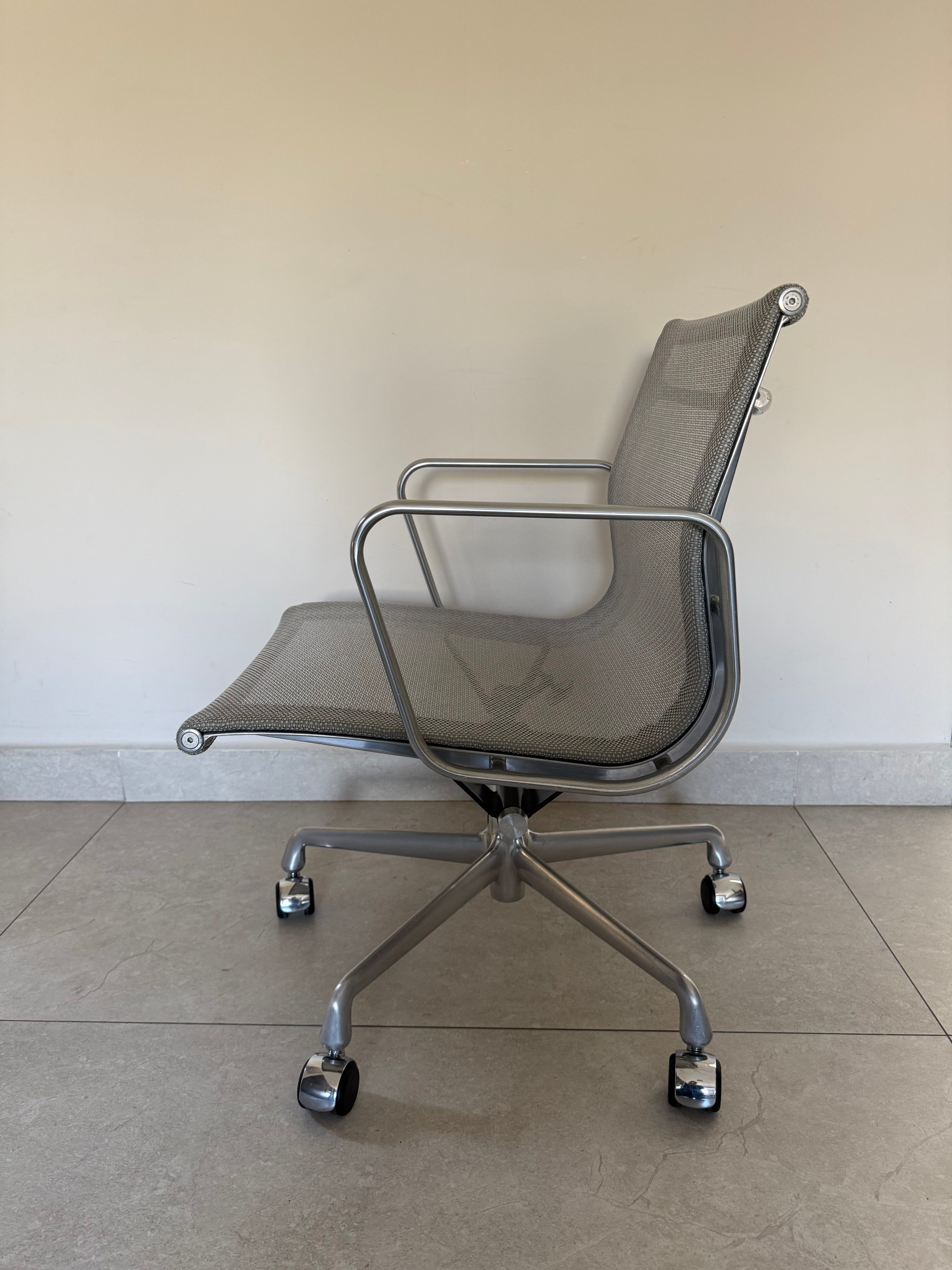 Silla Eames Malla Herman Miller - Exhibición