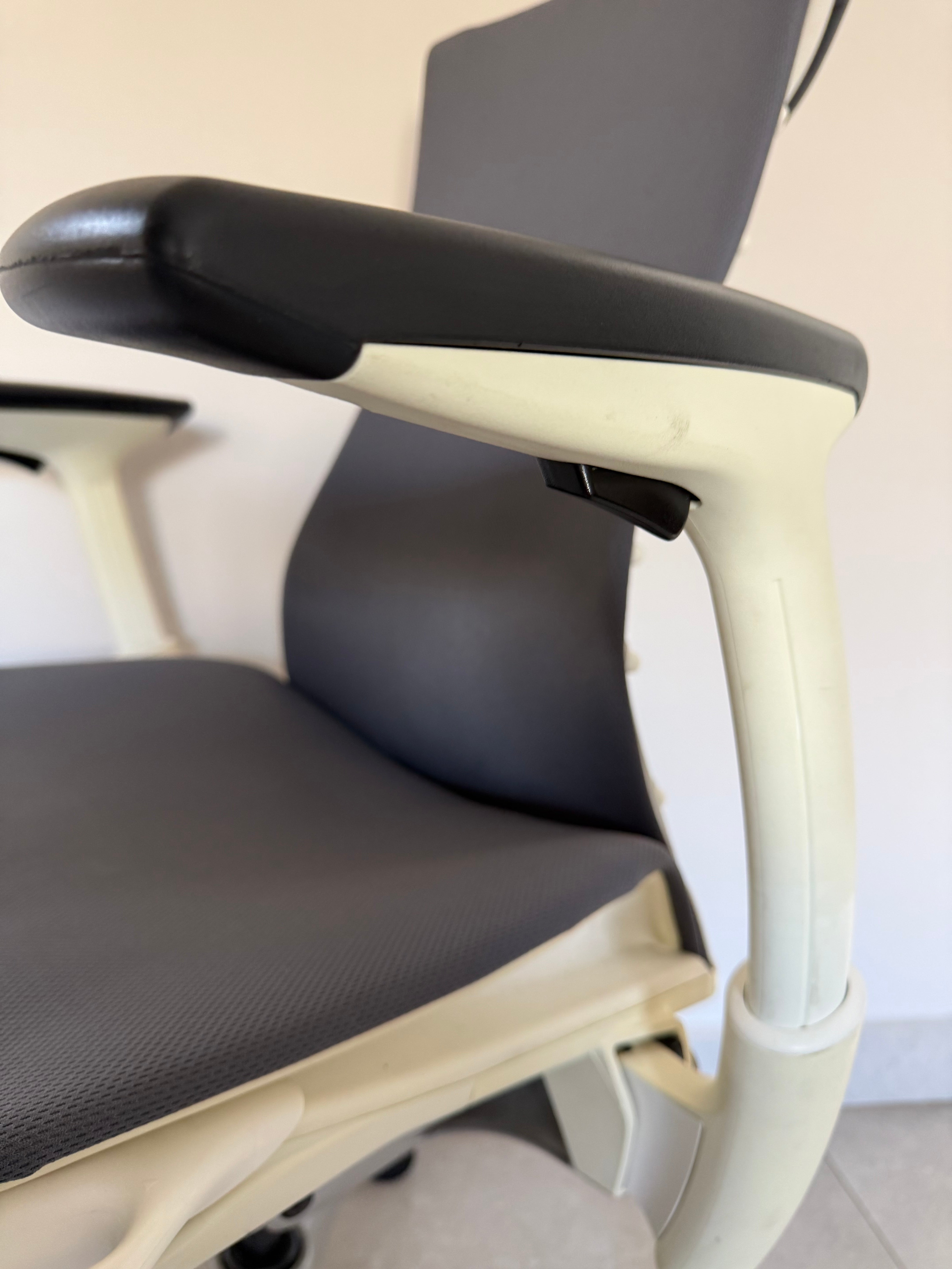 Embody Gris- Herman Miller Preowned