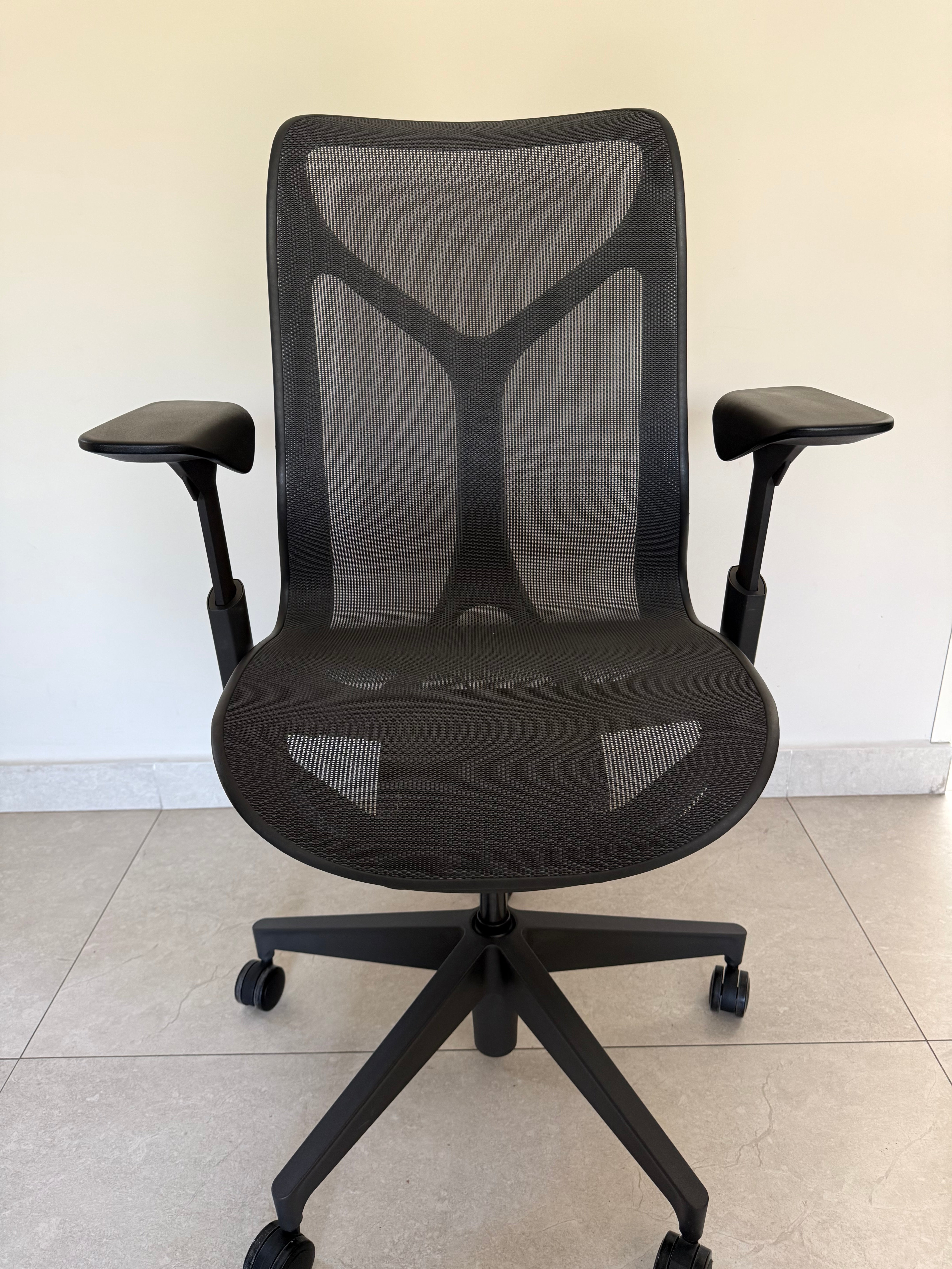 Silla Cosm Media Brazo Ajustable Herman Miller - Preowned
