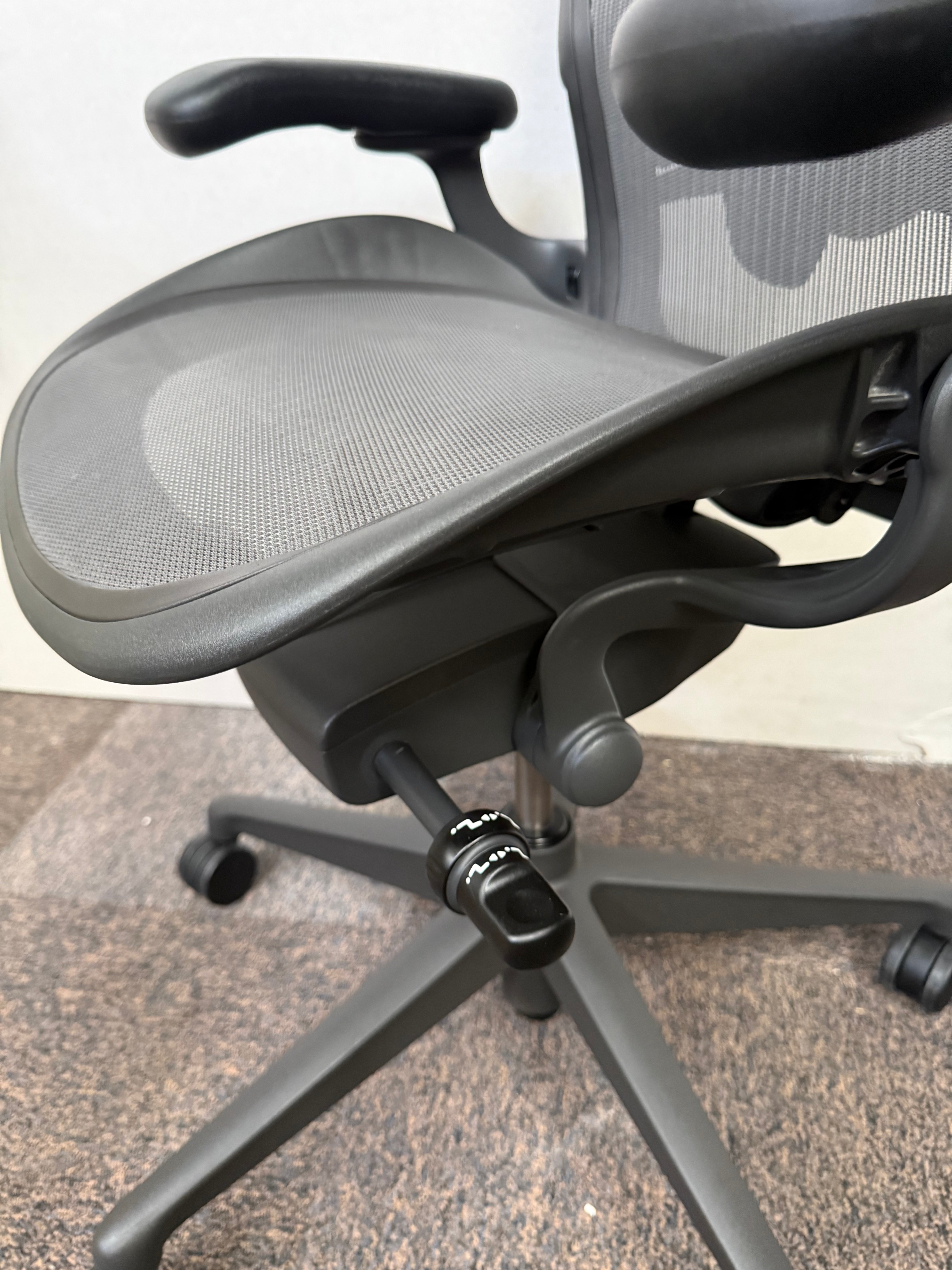 Aeron Herman Miller Equipada Remastered Talla B - Preowned