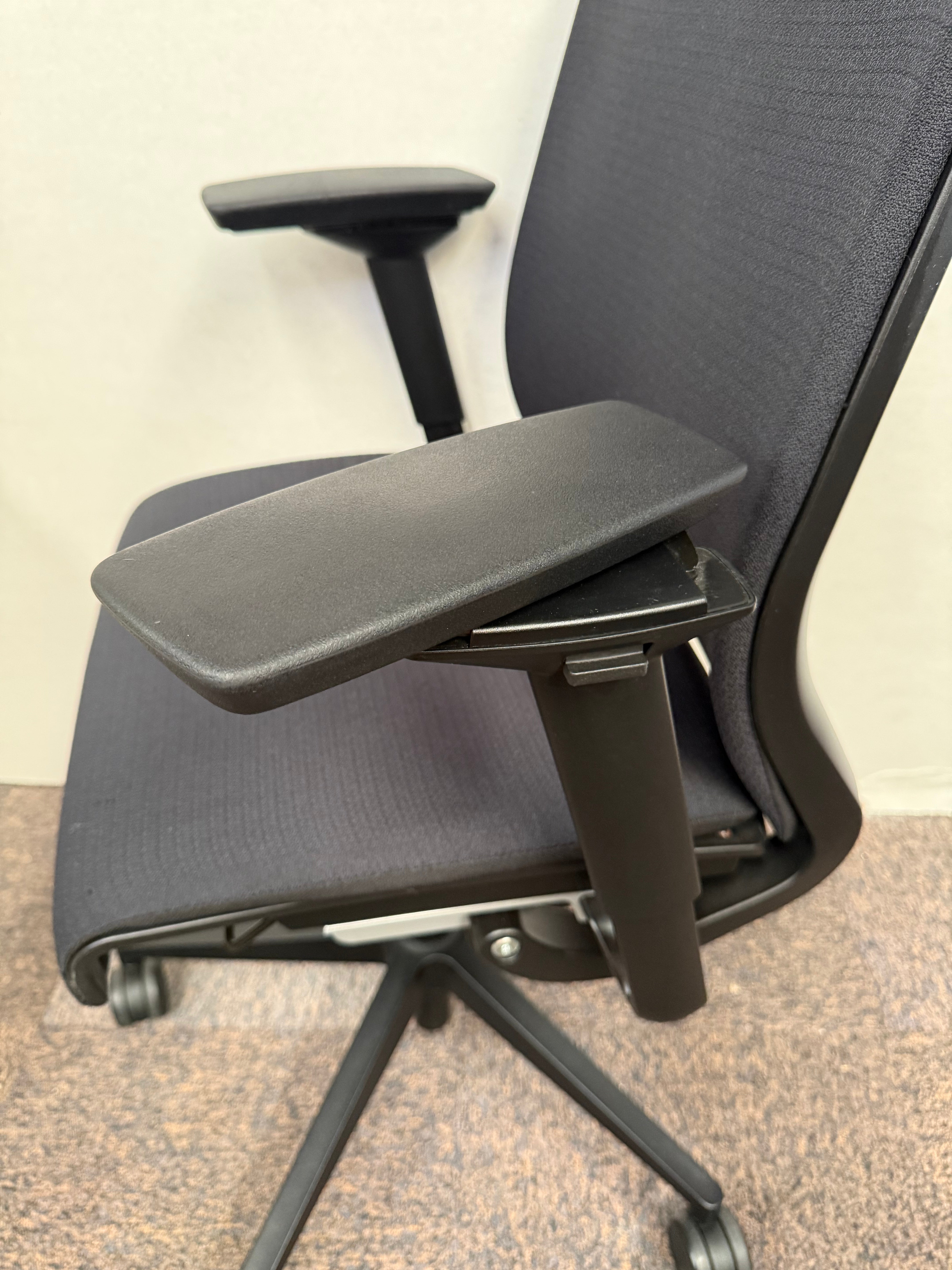 Silla Steelcase Think Negro Equipada Preowned