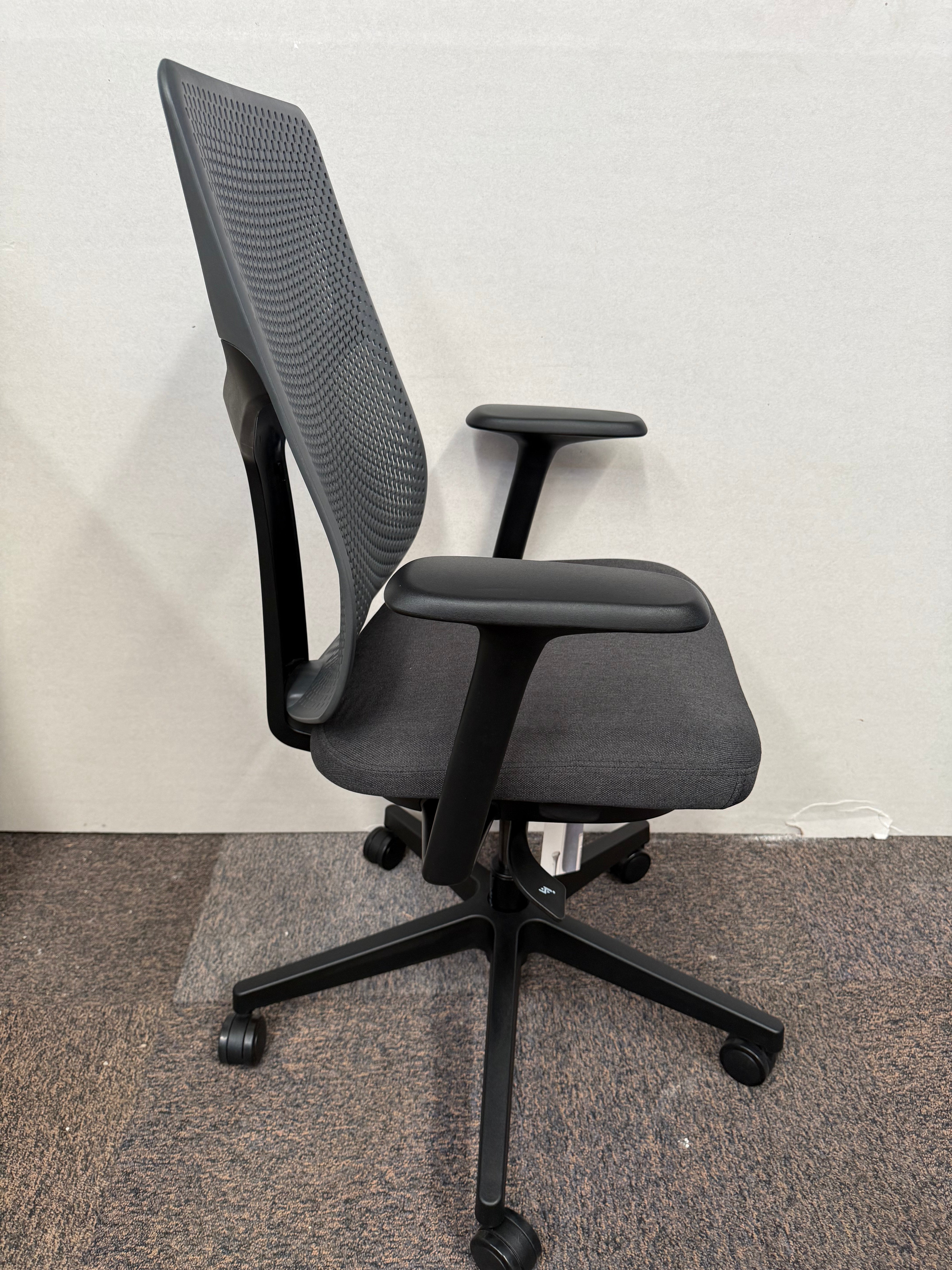 Silla Herman Miller Gris Oscuro - Exhibición