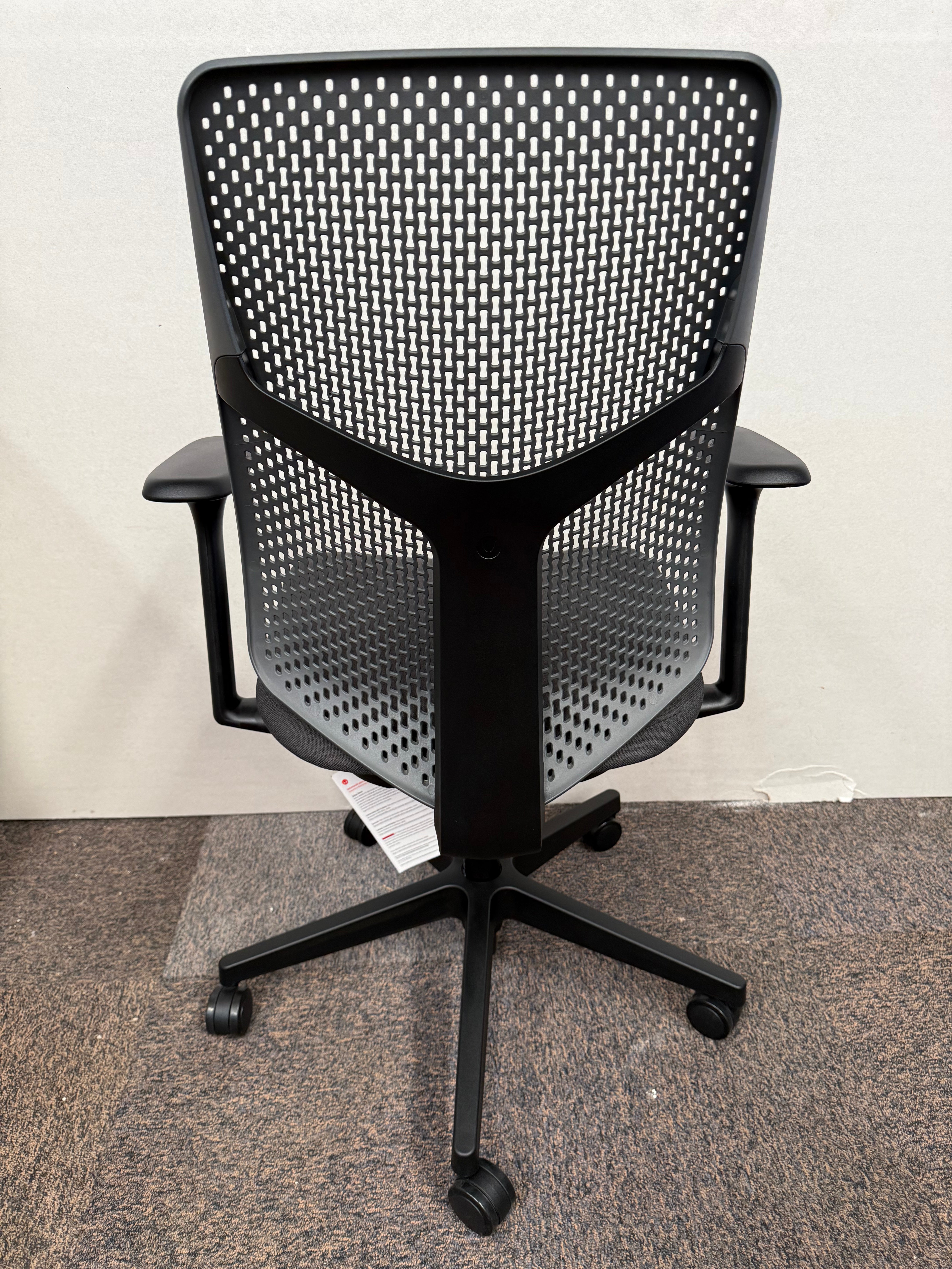 Silla Herman Miller Gris Oscuro - Exhibición