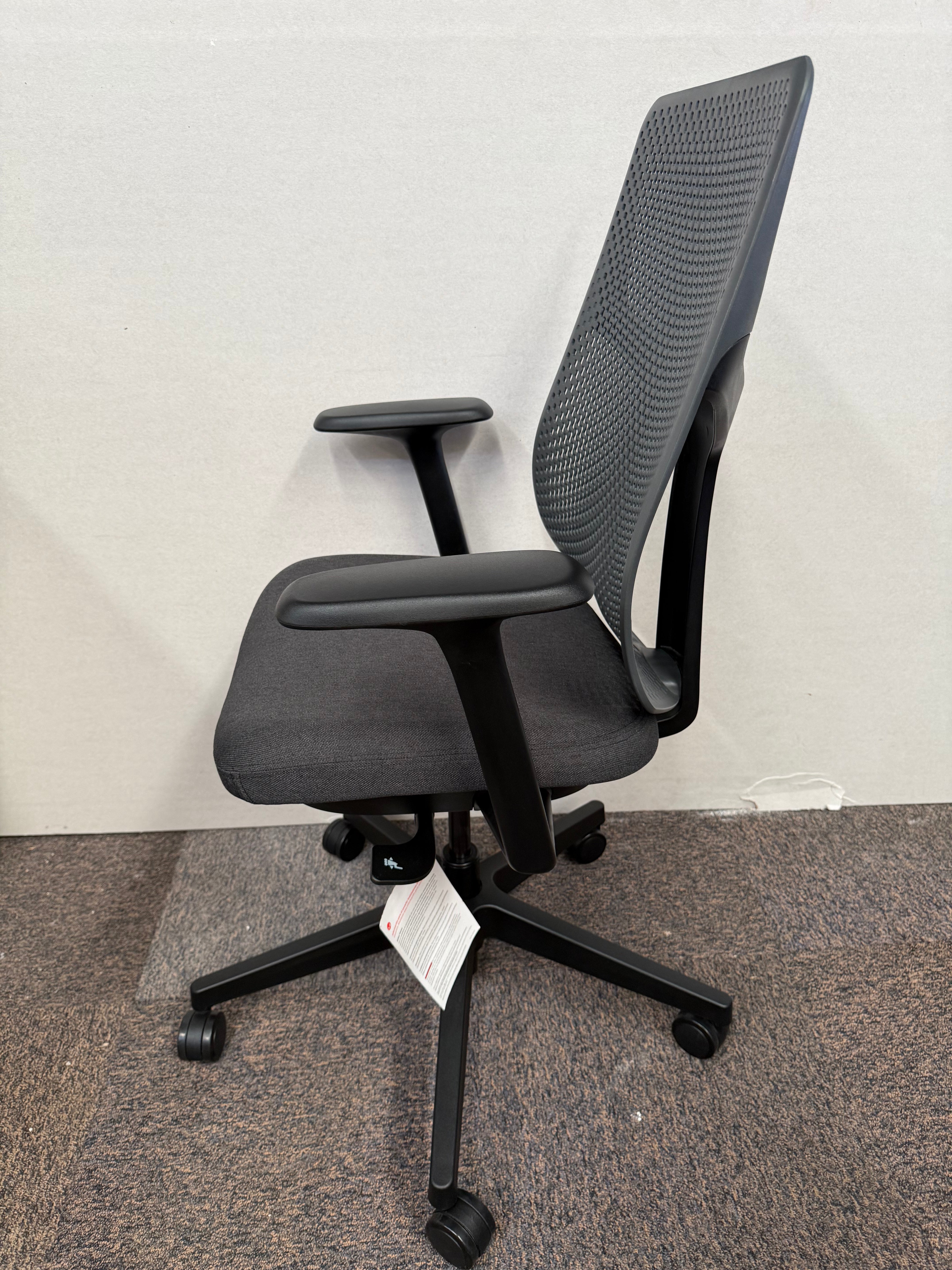 Silla Herman Miller Gris Oscuro - Exhibición