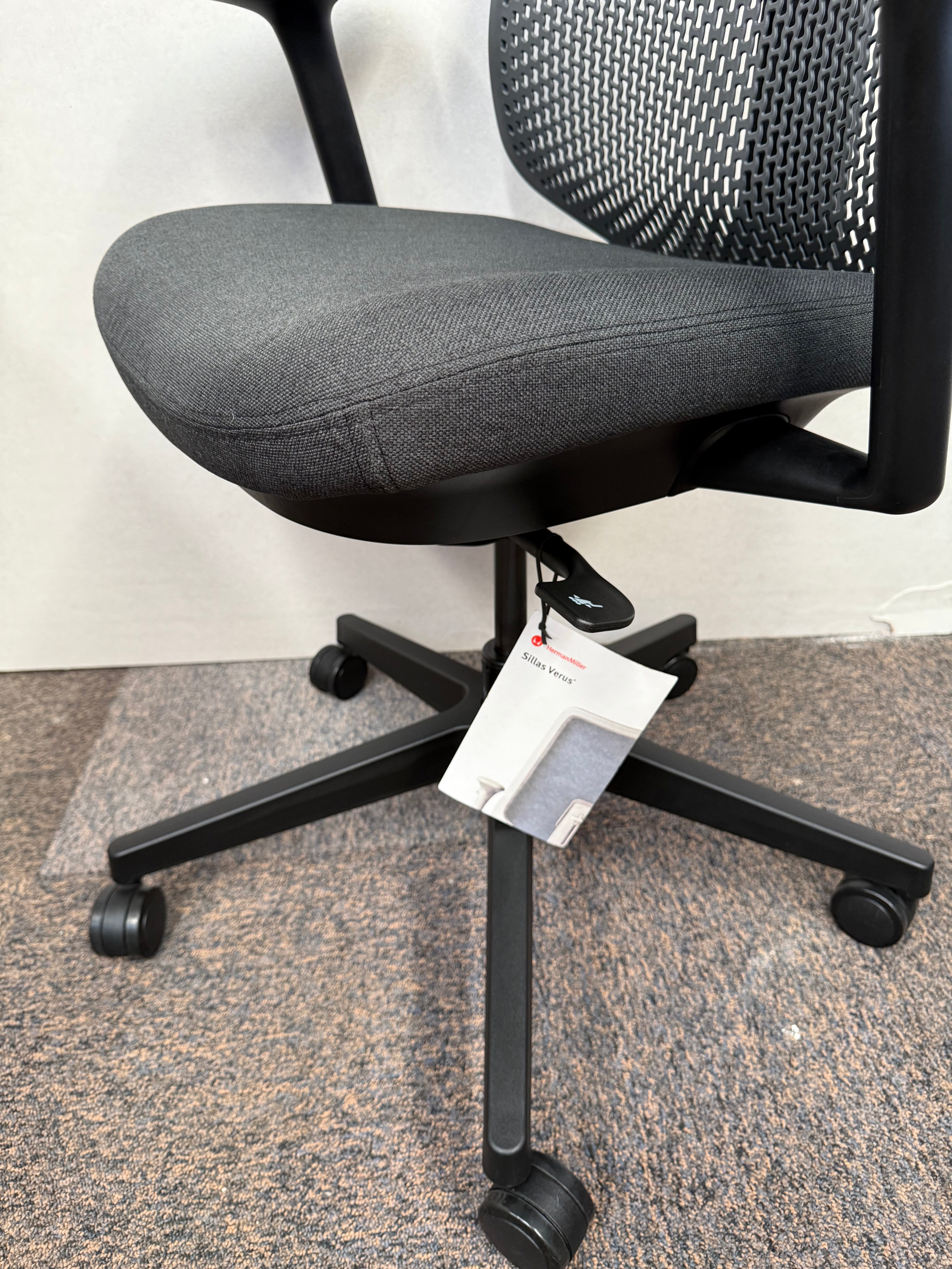 Silla Herman Miller Gris Oscuro - Exhibición