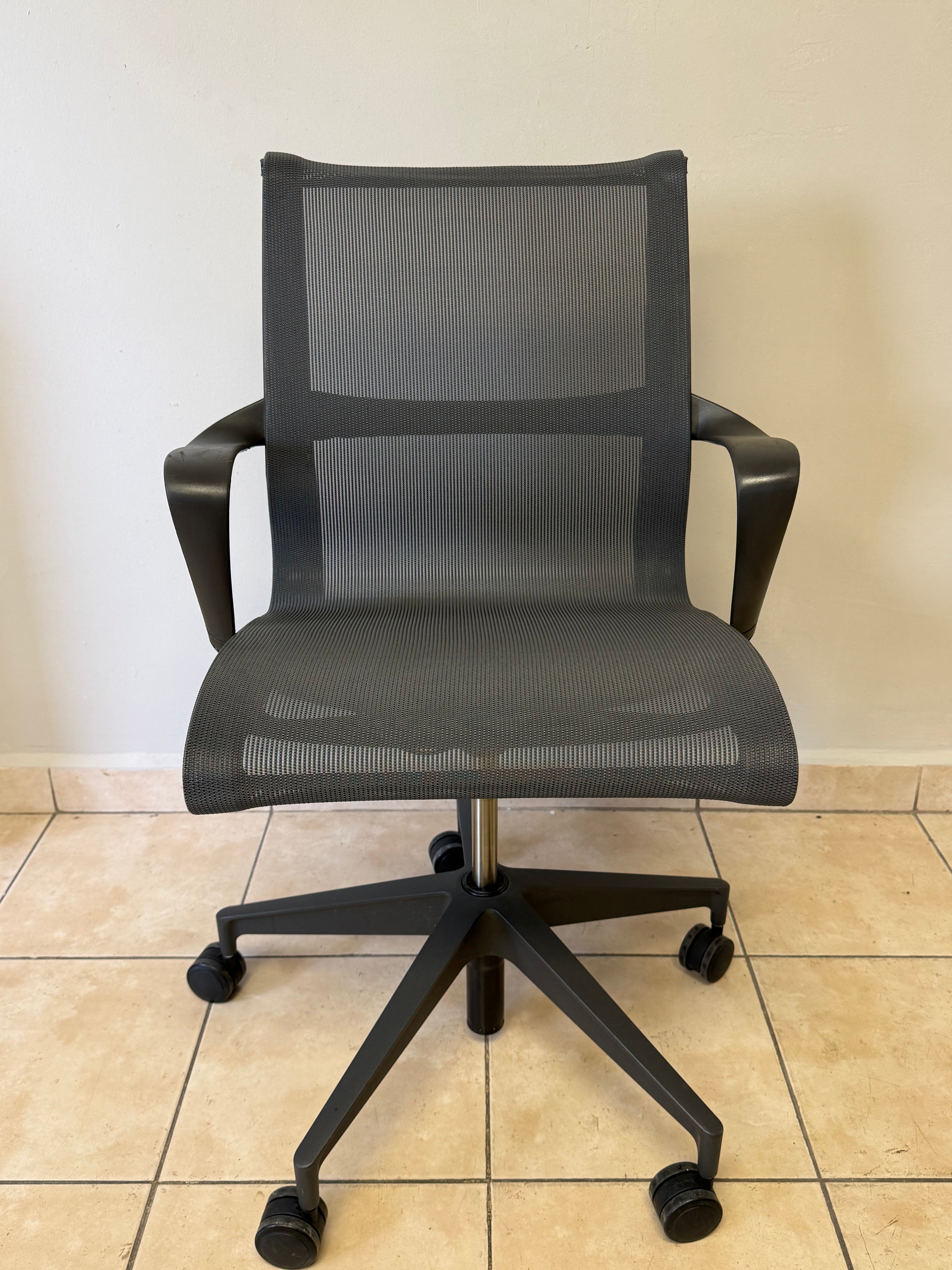 Silla Herman Miller Setu Gris Oscuro - Preowned