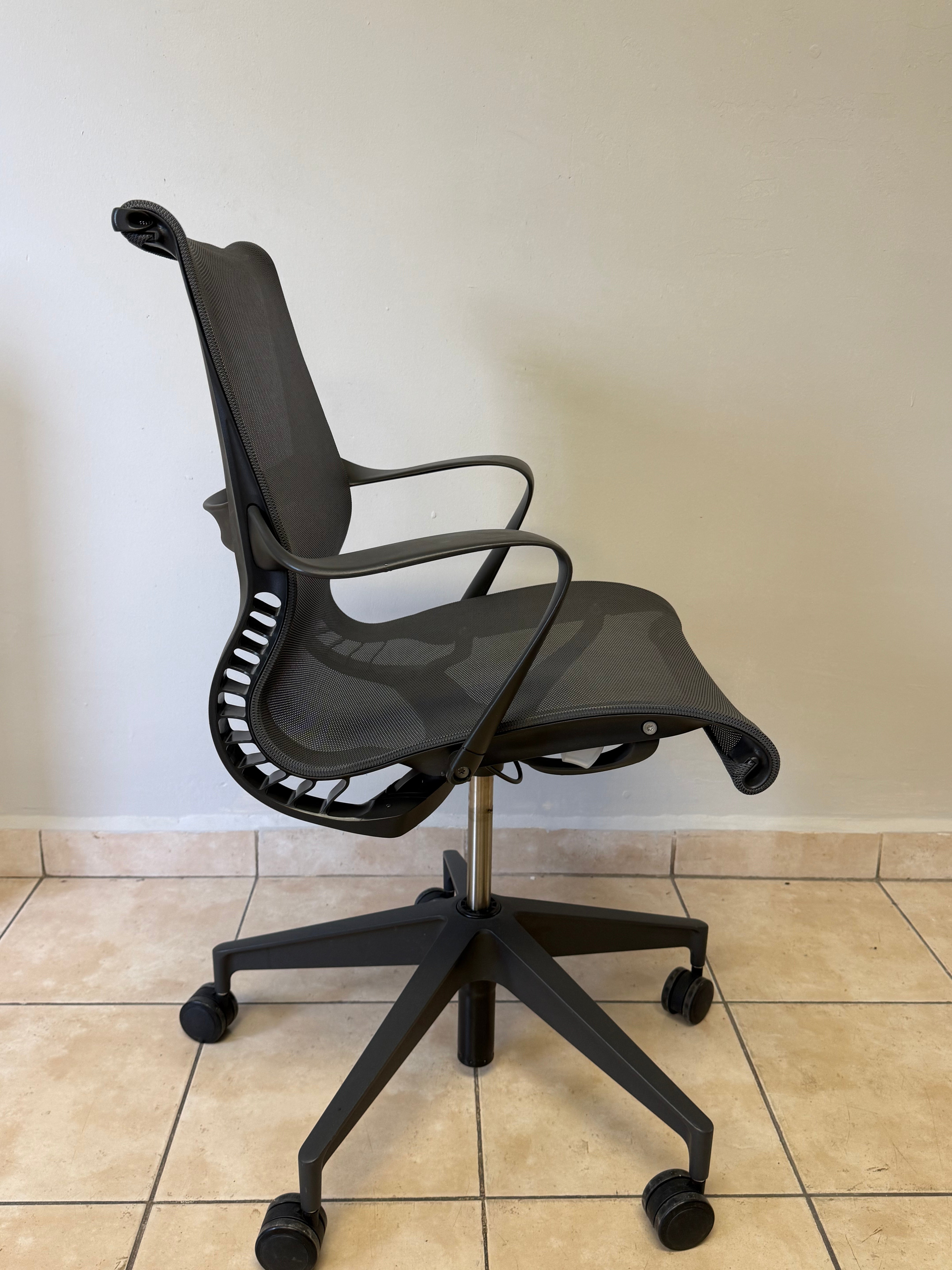 Silla Herman Miller Setu Gris Oscuro - Preowned