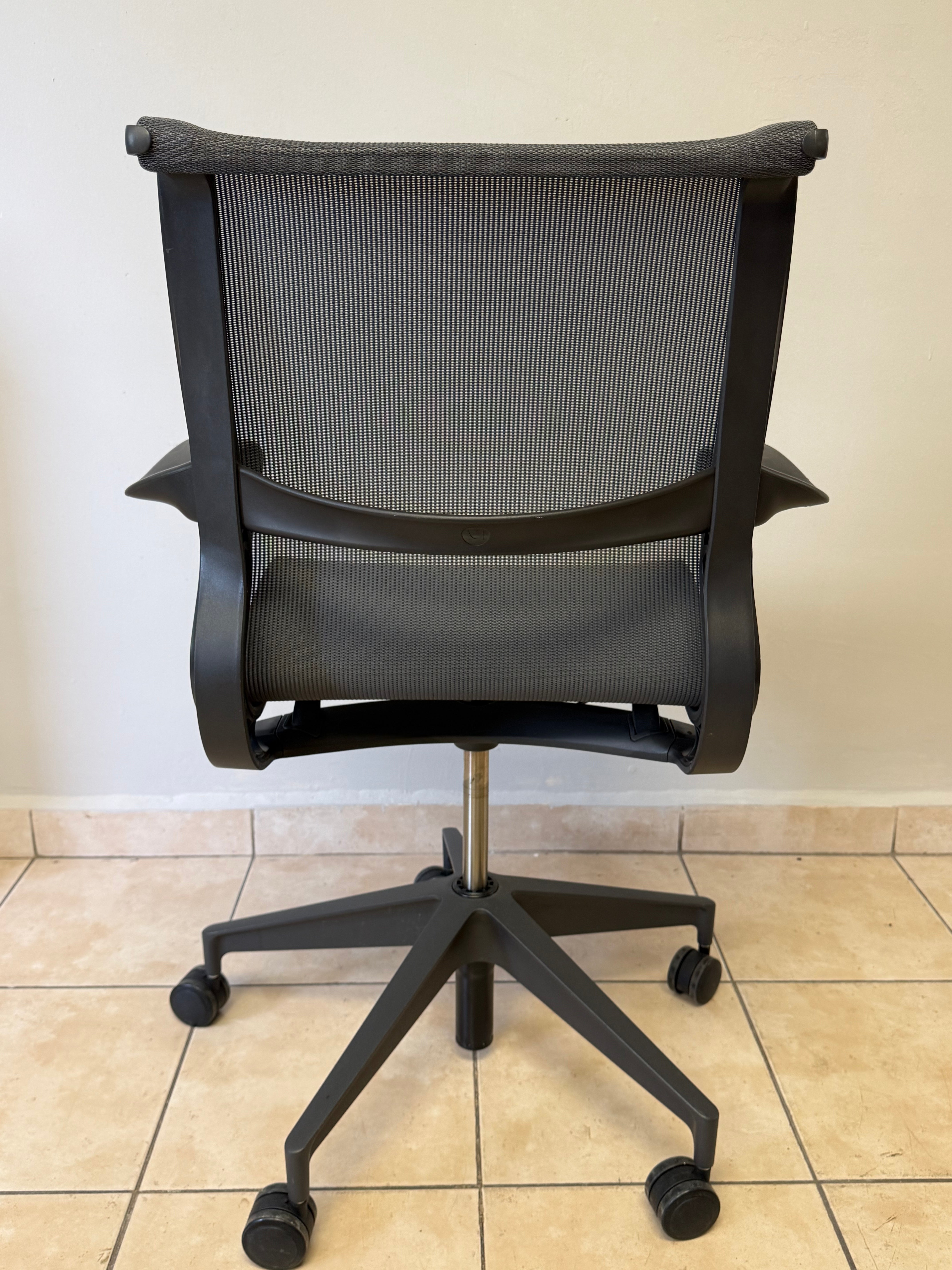 Silla Herman Miller Setu Gris Oscuro - Preowned