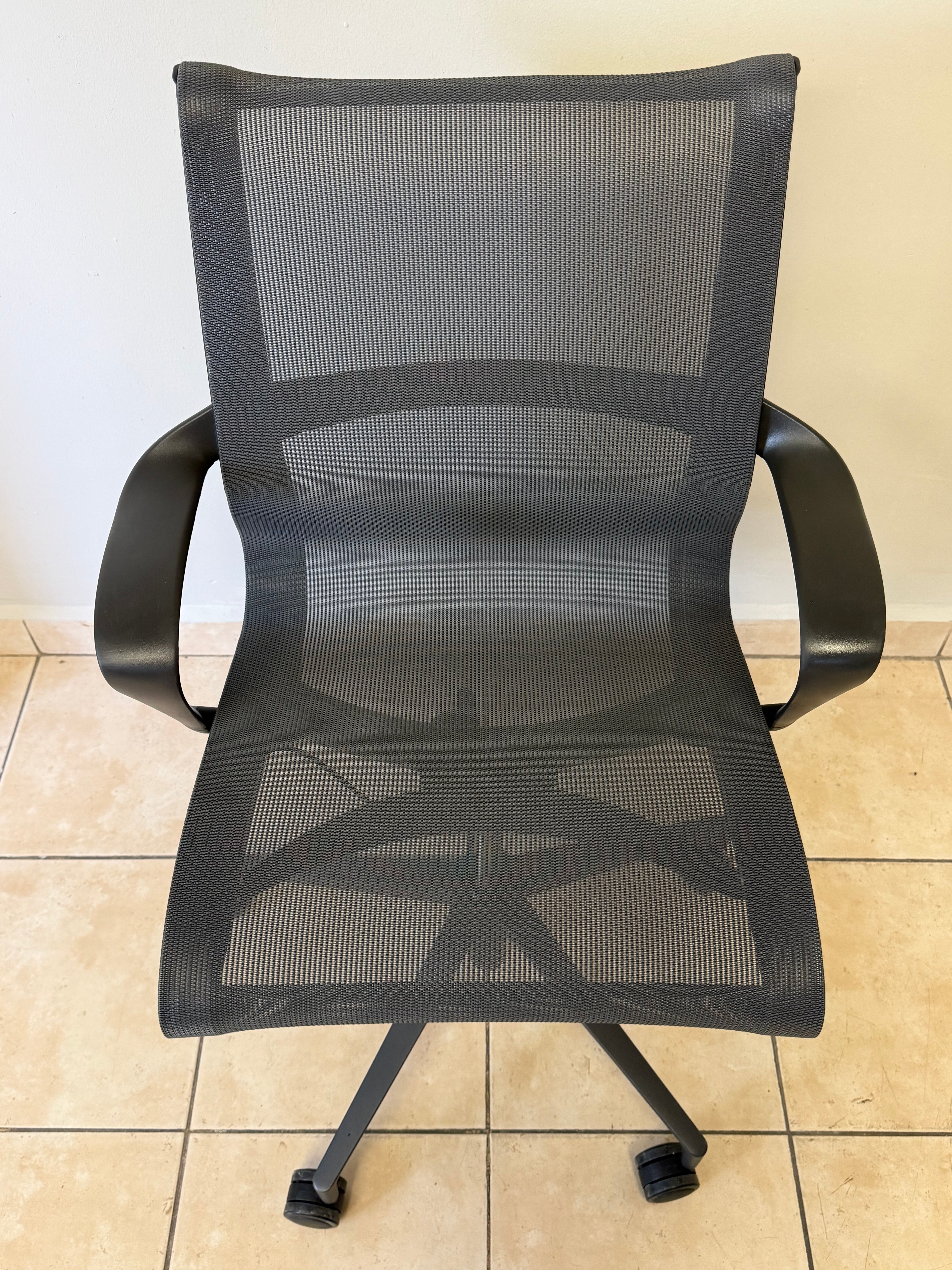 Silla Herman Miller Setu Gris Oscuro - Preowned
