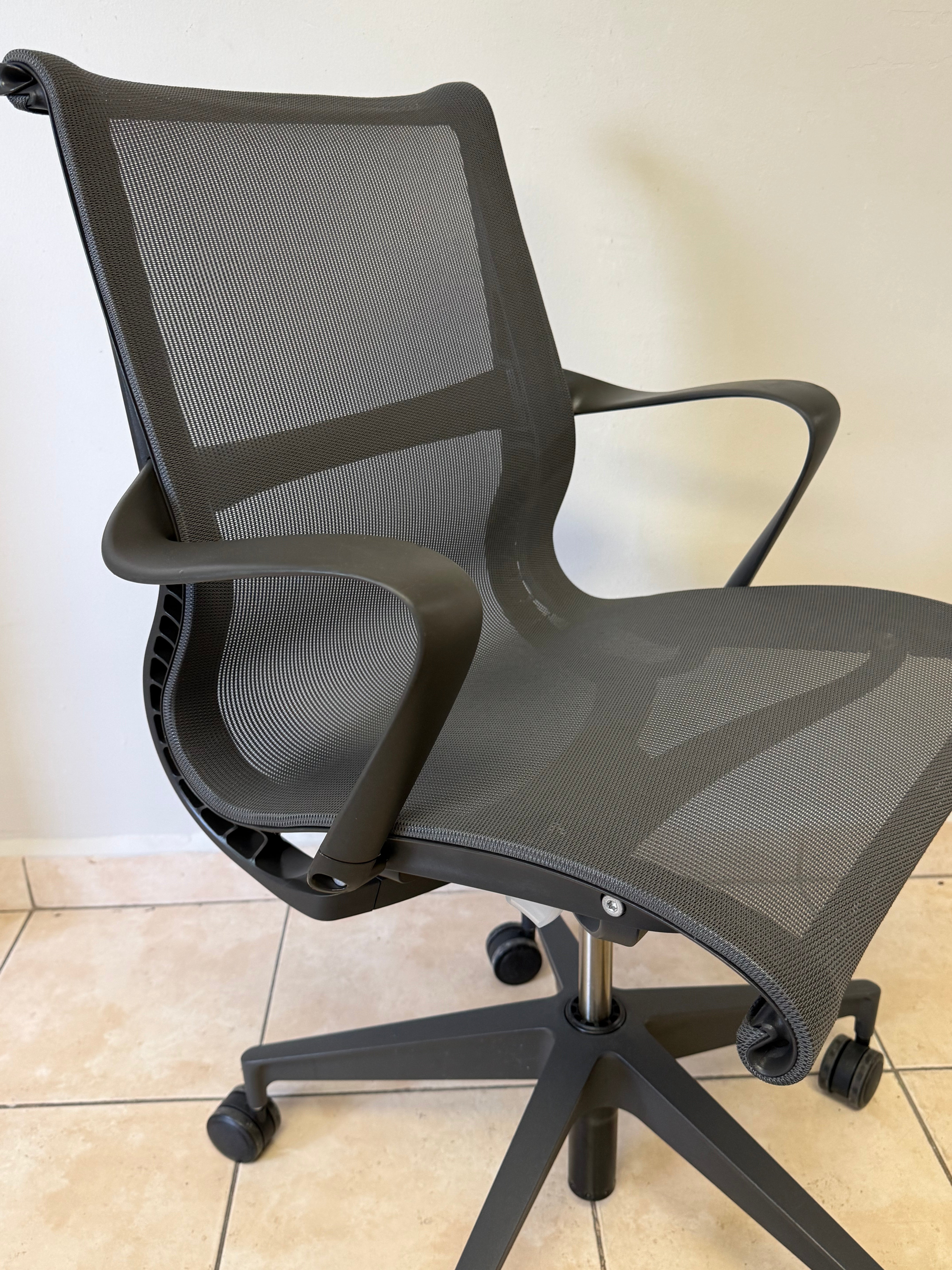 Silla Herman Miller Setu Gris Oscuro - Preowned