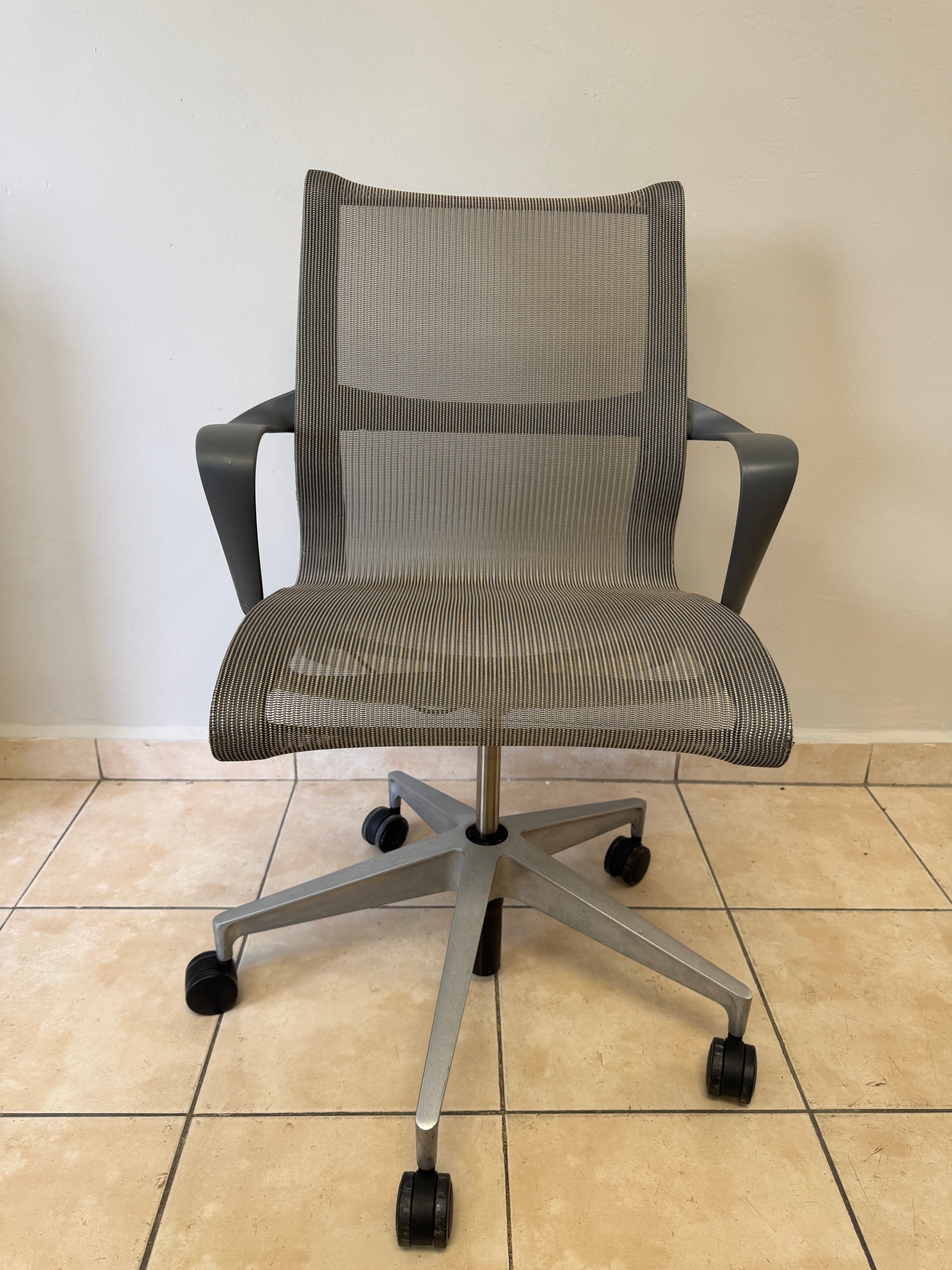 Silla Herman Miller Setu Gris Claro - Preowned