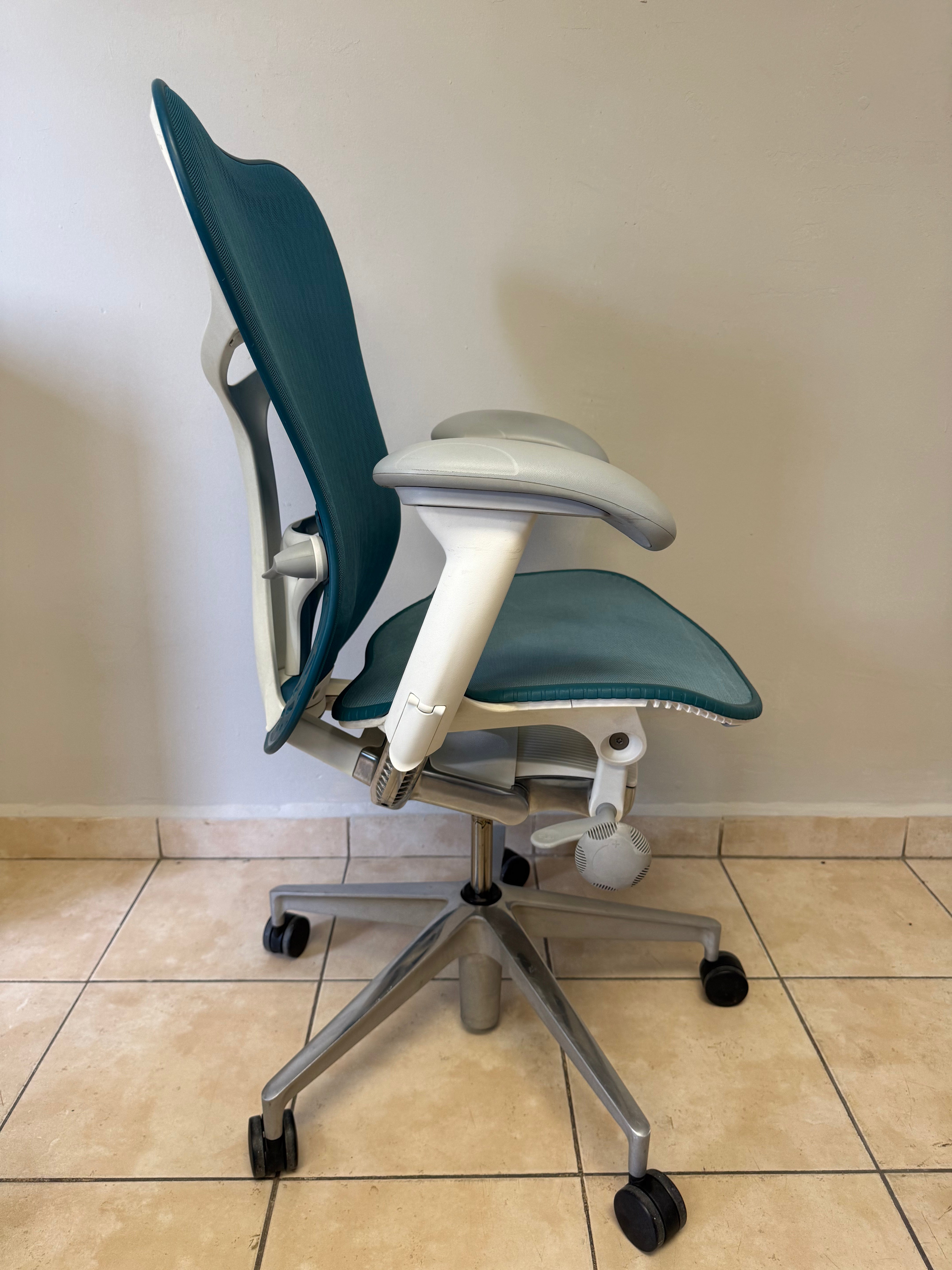 Silla Mirra 2 Butterfly Equipada Herman Miller - Preowned