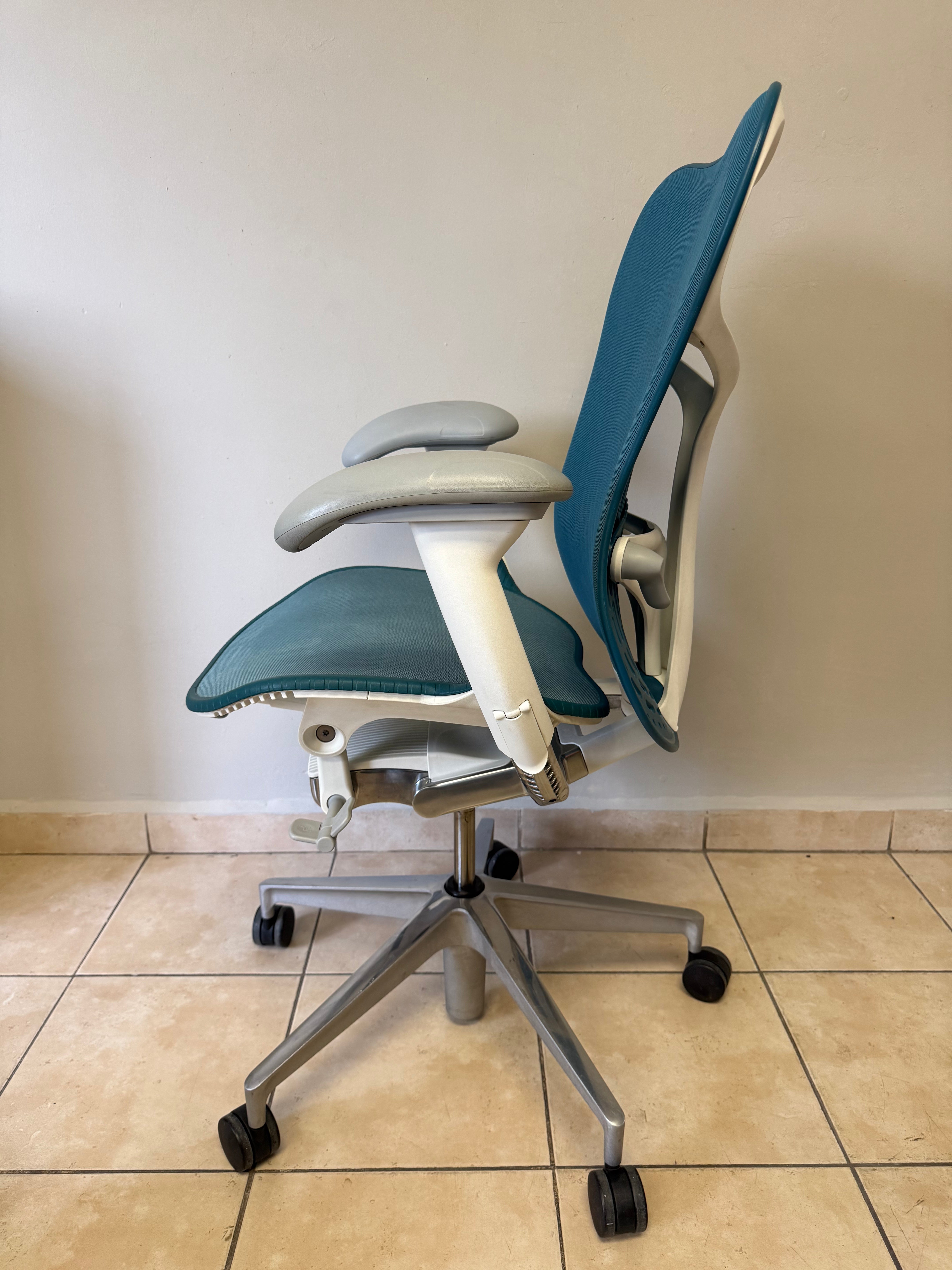Silla Mirra 2 Butterfly Equipada Herman Miller - Preowned