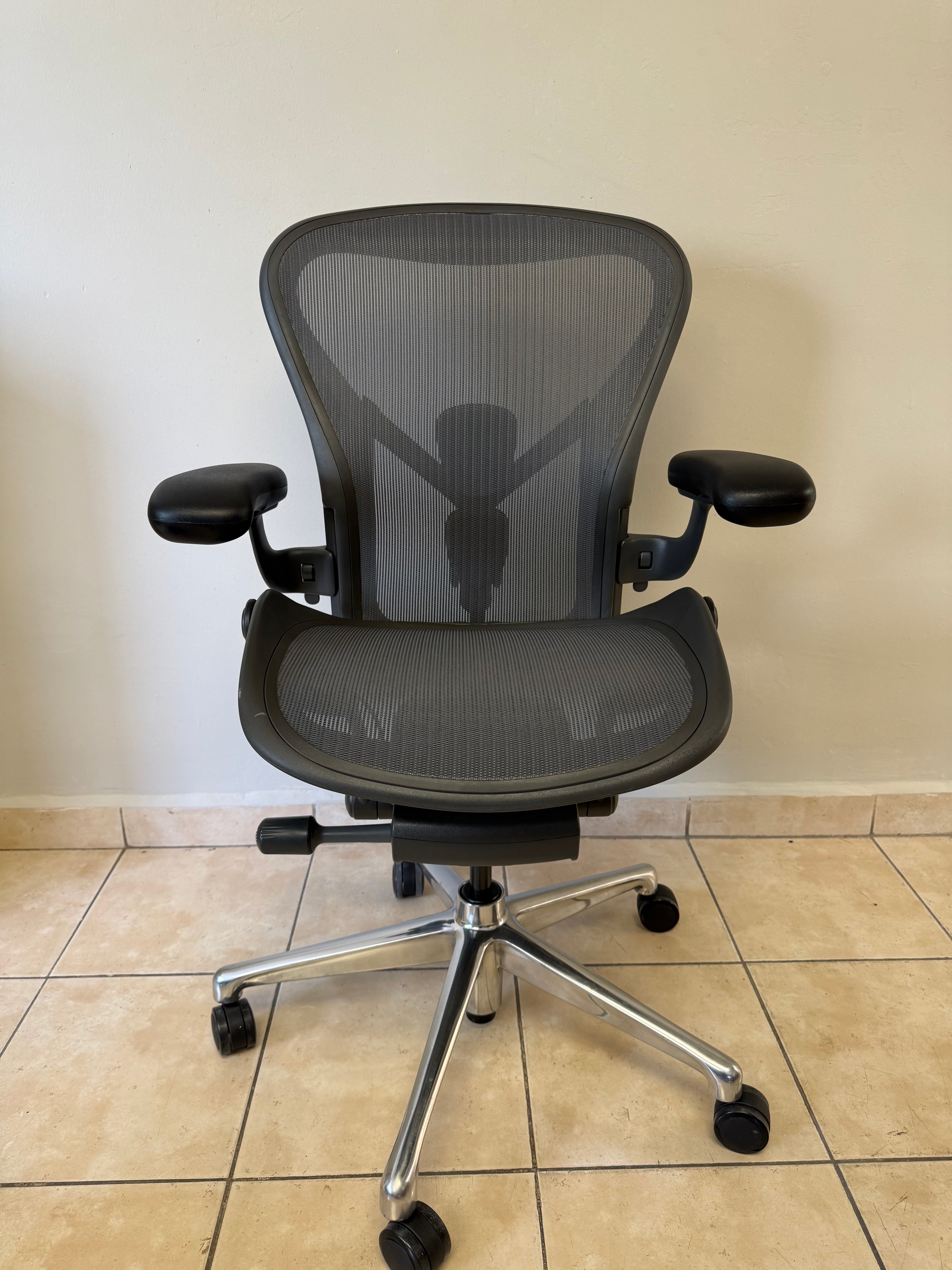 Silla Aeron Herman Miller Posture Fit Cromo Talla B - Exhibición