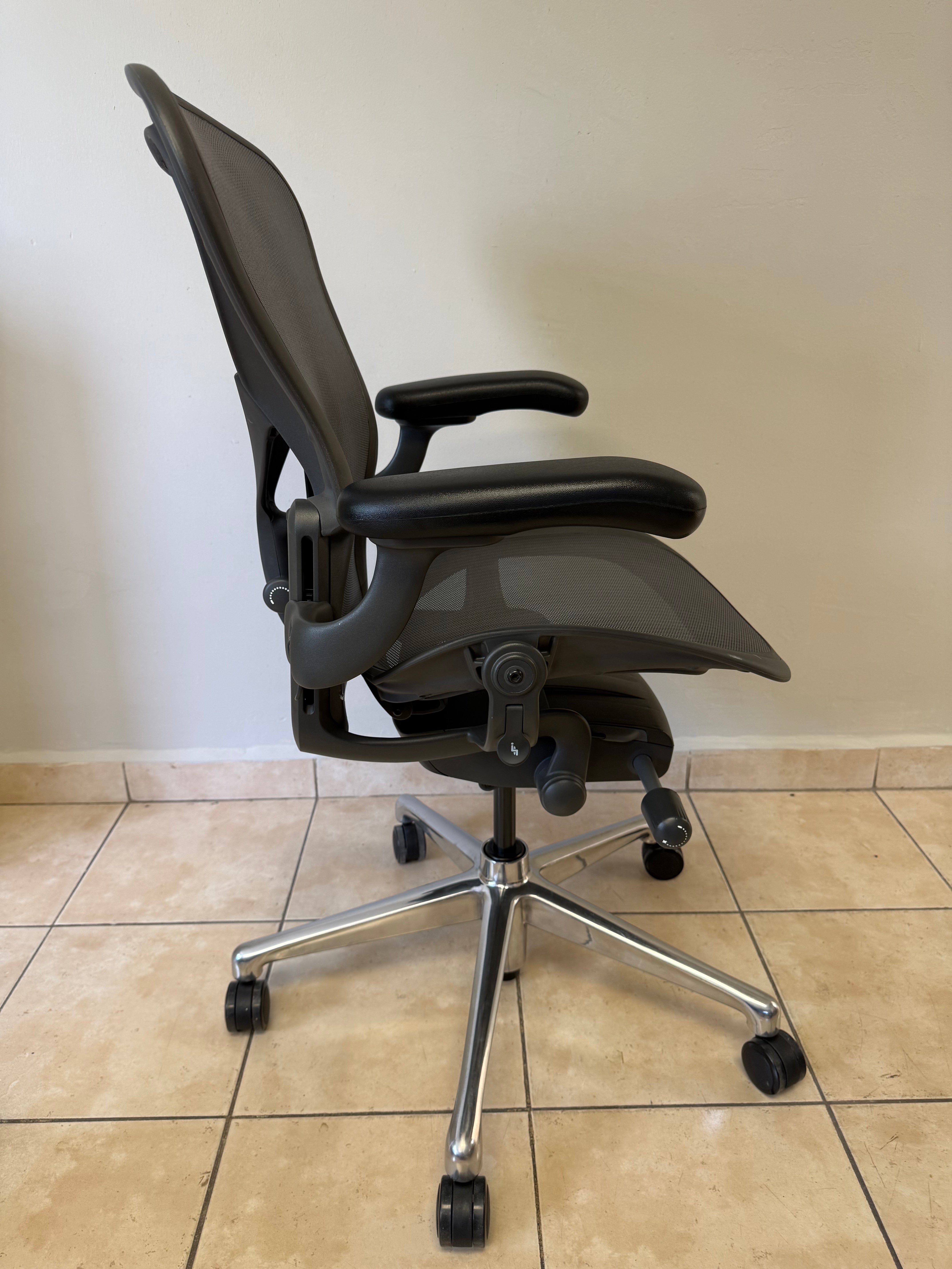 Silla Aeron Herman Miller Posture Fit Cromo Talla B - Exhibición