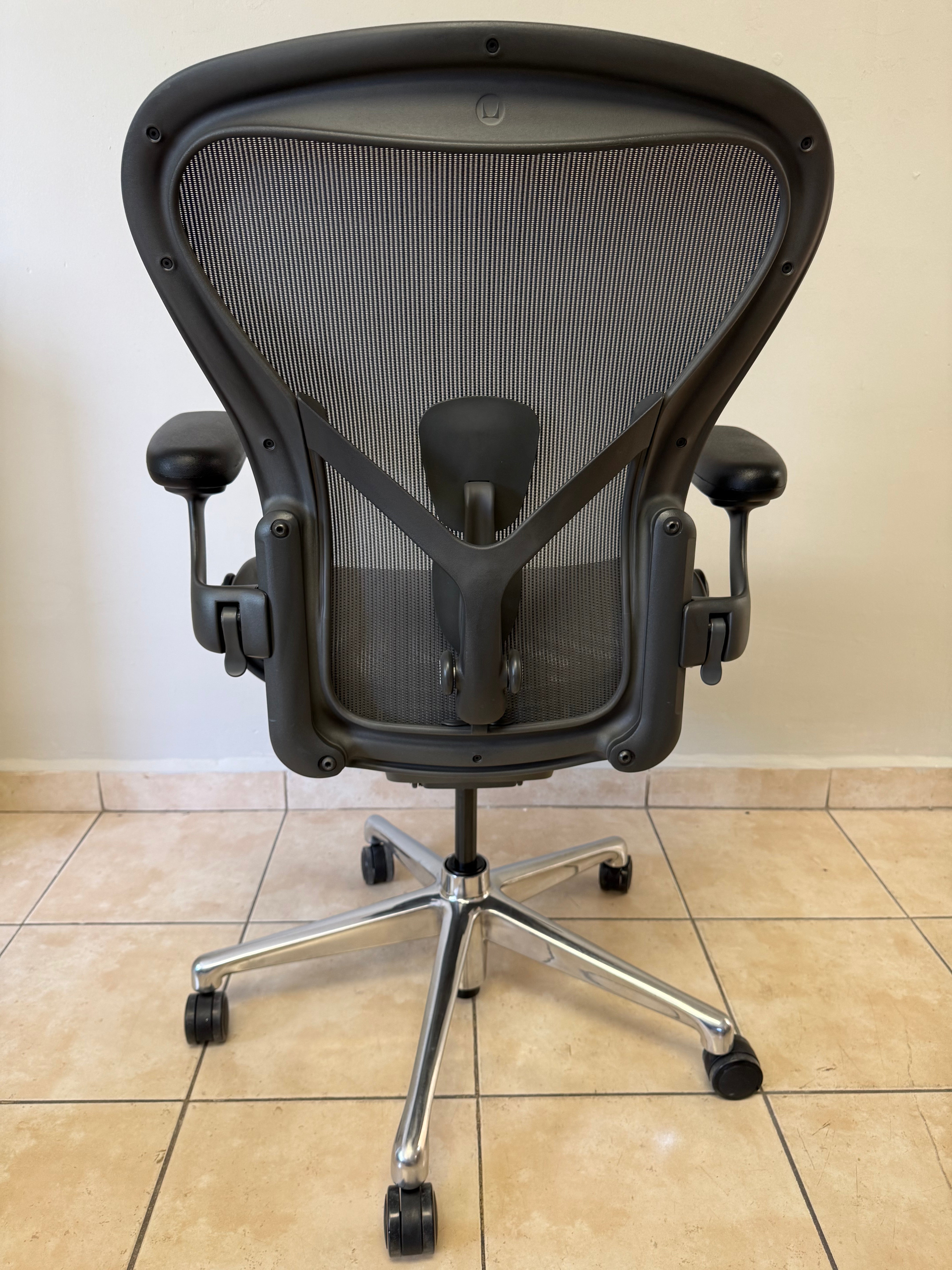 Silla Aeron Herman Miller Posture Fit Cromo Talla B - Exhibición