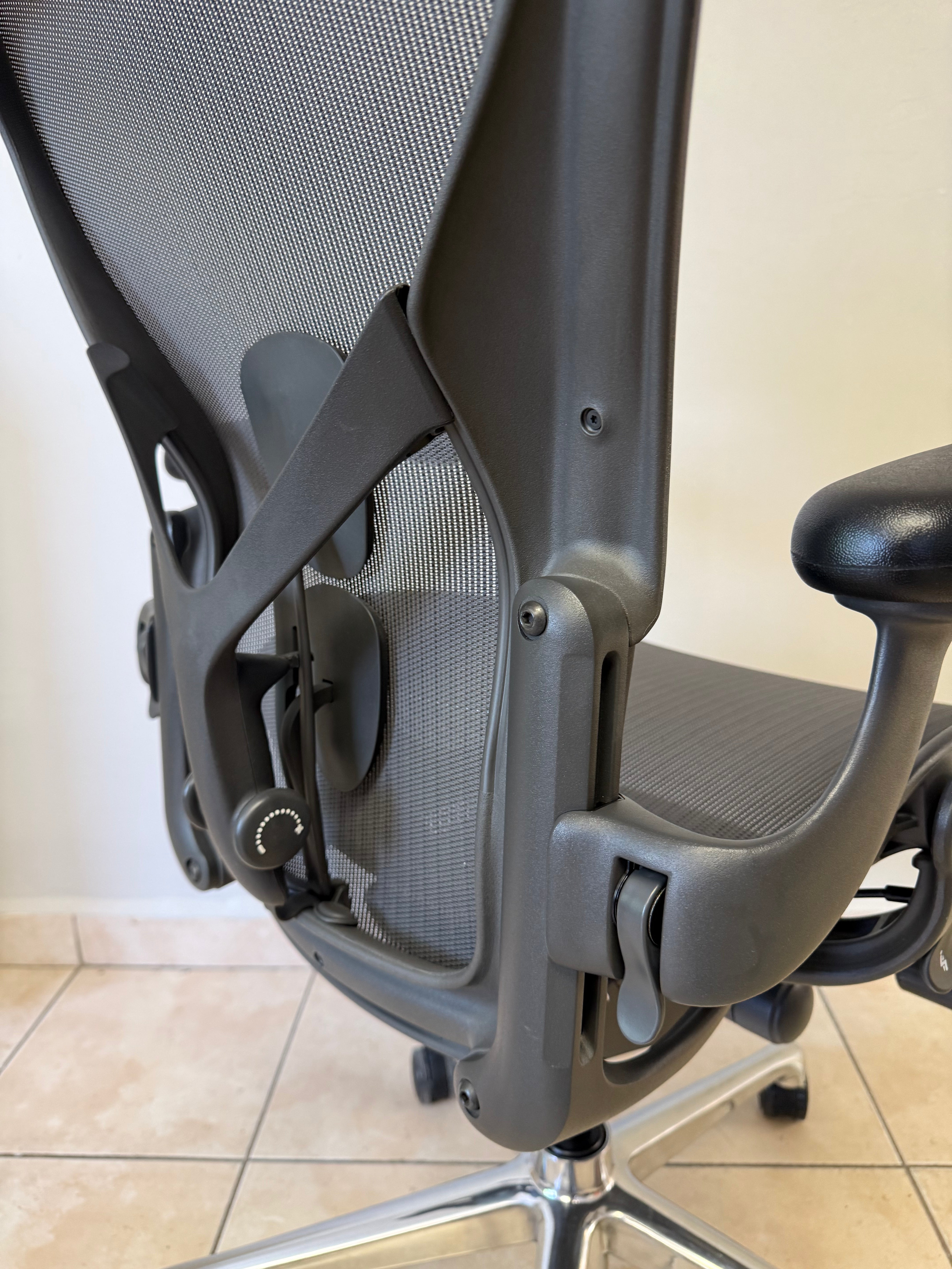 Silla Aeron Herman Miller Posture Fit Cromo Talla B - Exhibición