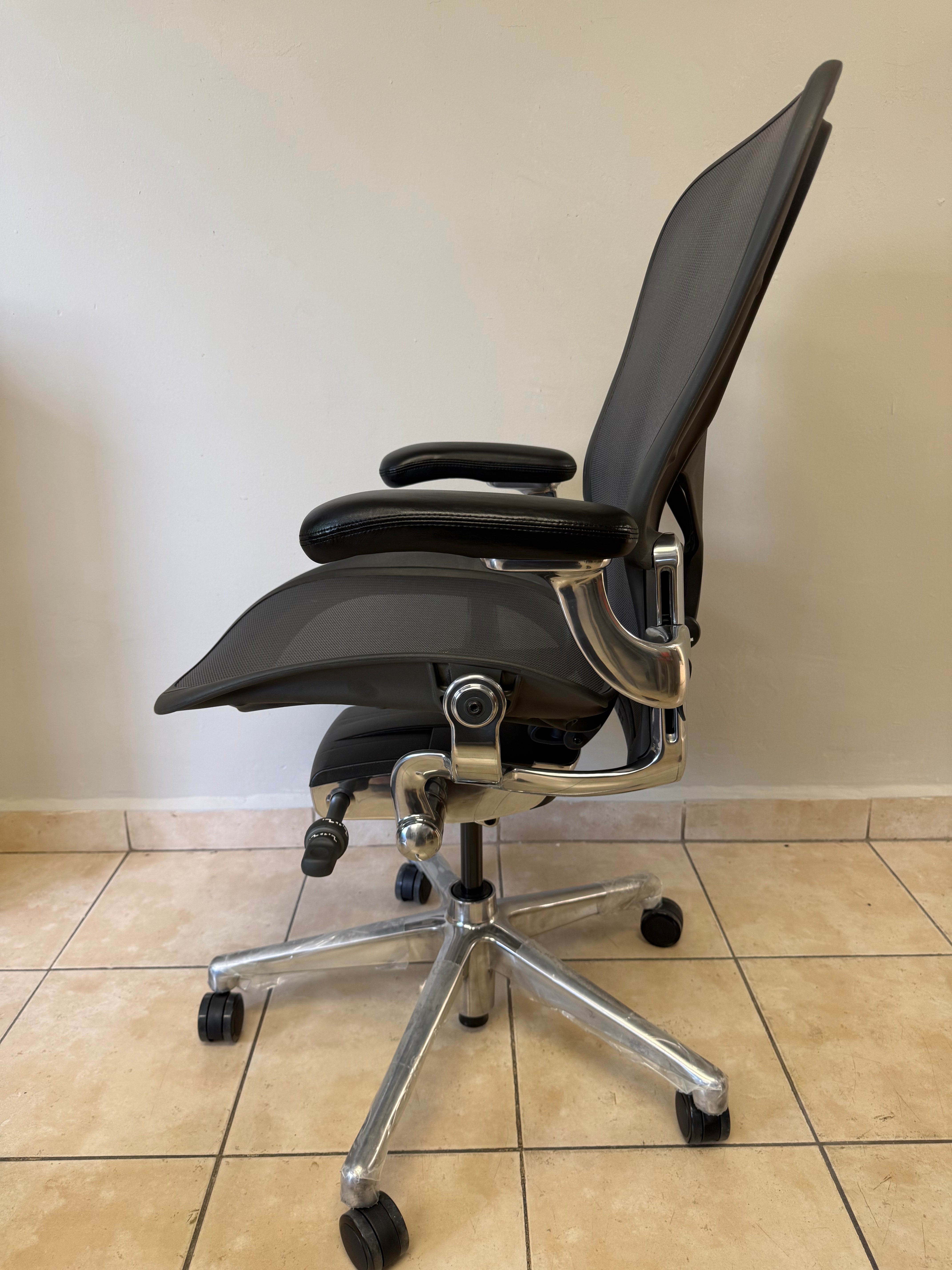 Silla Aeron Herman Miller Posture Fit Talla B Cromo Brazos 3D
